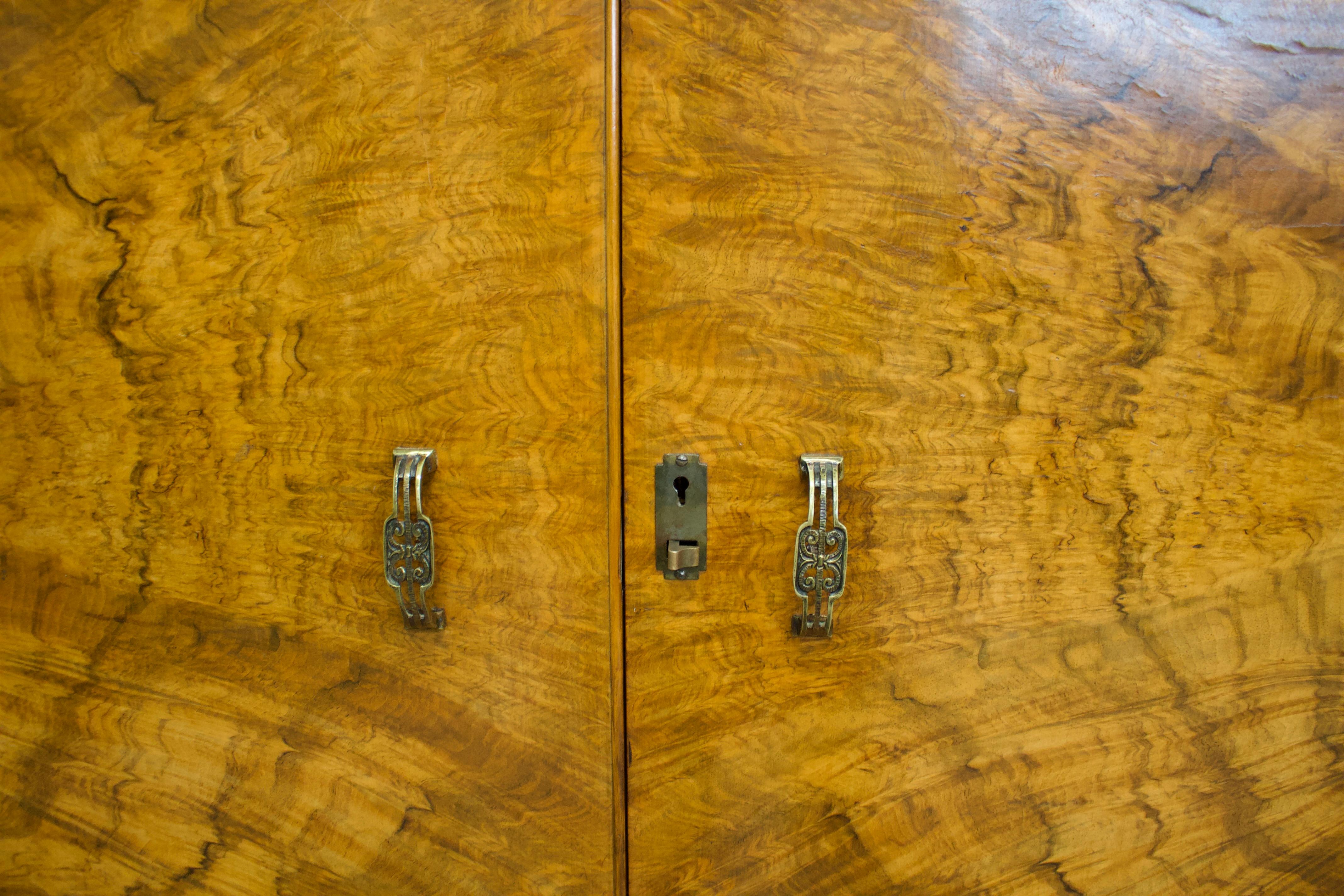 Placage Armoire compacte Vintage Art Deco en ronce de noyer, années 1930 en vente