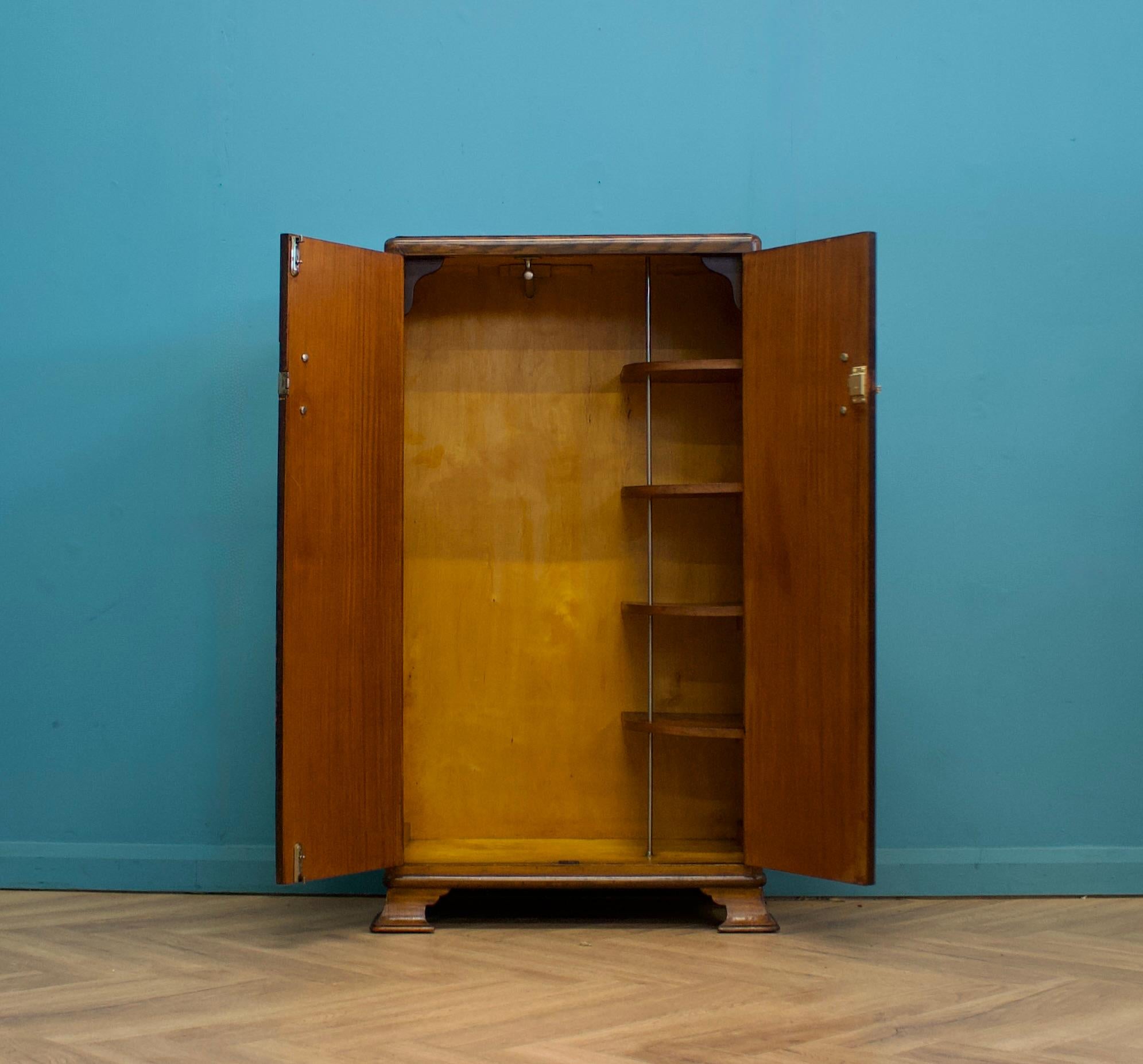 Compact Compactum-Kleiderschrank aus Wurzelnussholz im Art déco-Stil, 1930er Jahre im Zustand „Gut“ im Angebot in South Shields, GB