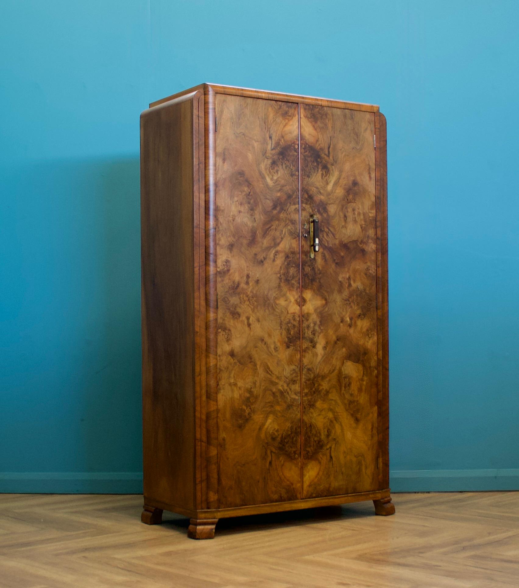 Armoire compacte Vintage Art Deco en ronce de noyer, années 1930 Bon état - En vente à South Shields, GB