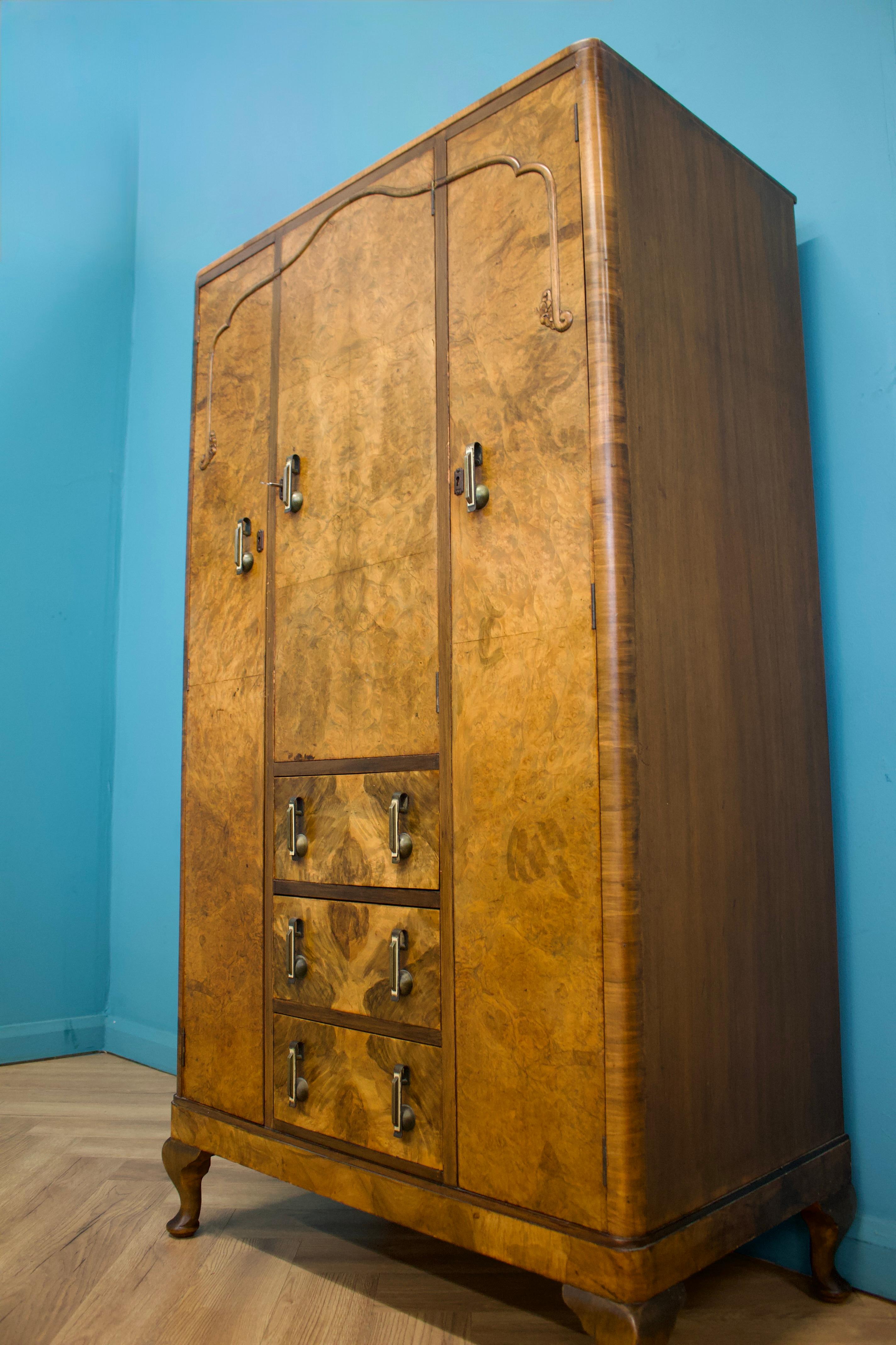 Armoire compacte Vintage Art Deco en ronce de noyer, années 1930 Bon état - En vente à South Shields, GB