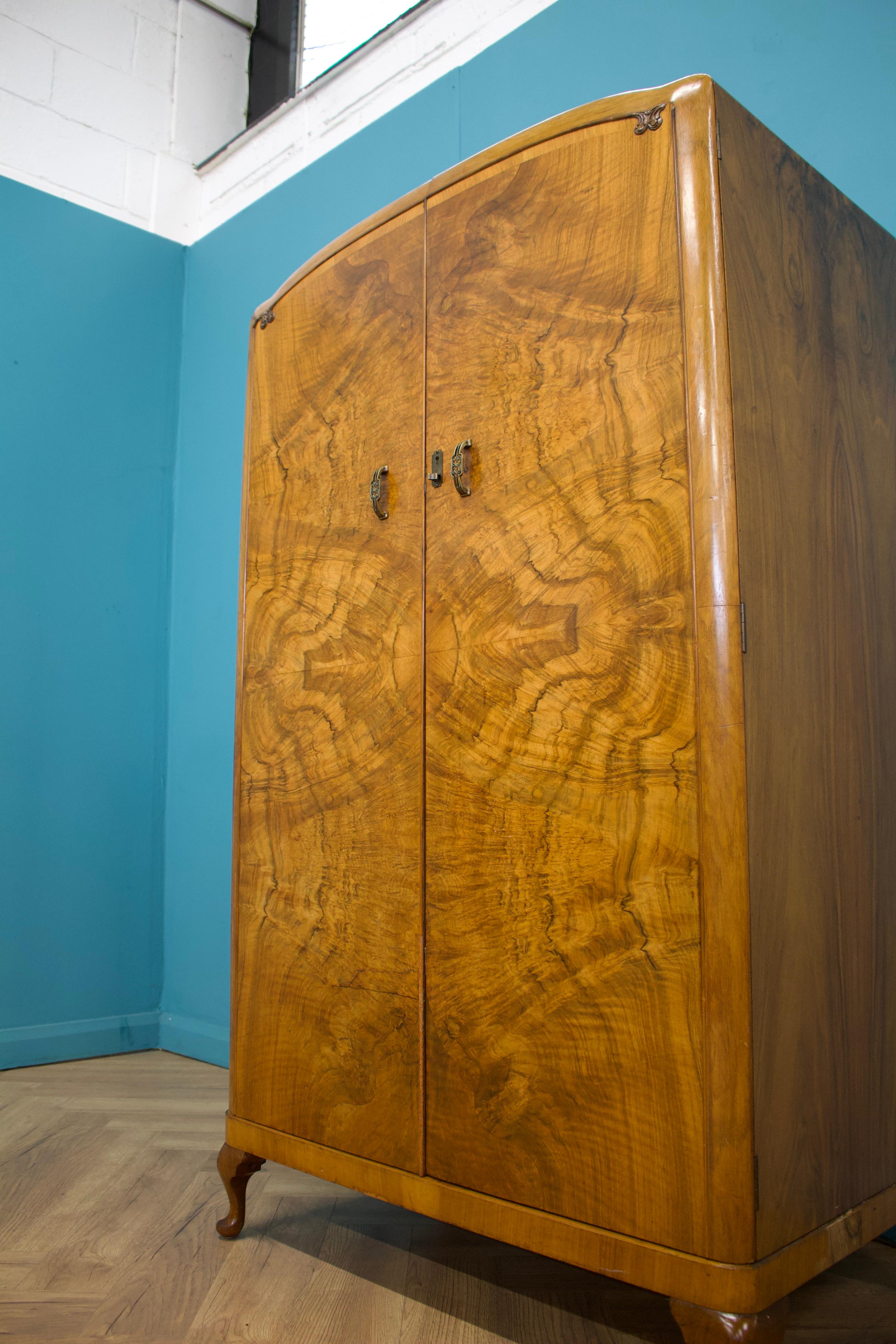 Armoire compacte Vintage Art Deco en ronce de noyer, années 1930 Bon état - En vente à South Shields, GB
