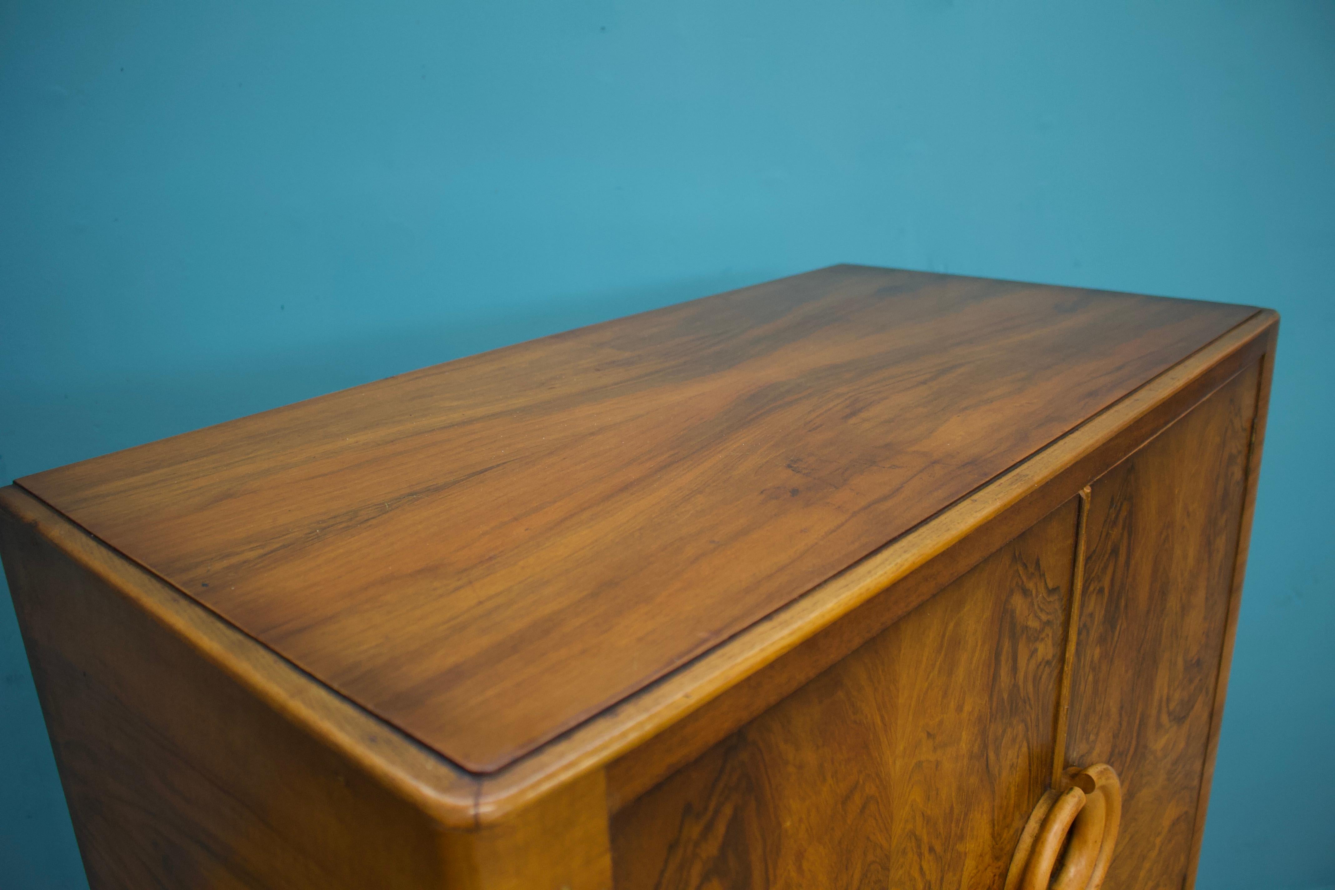Milieu du XXe siècle Armoire compacte Vintage Art Deco en ronce de noyer, années 1930