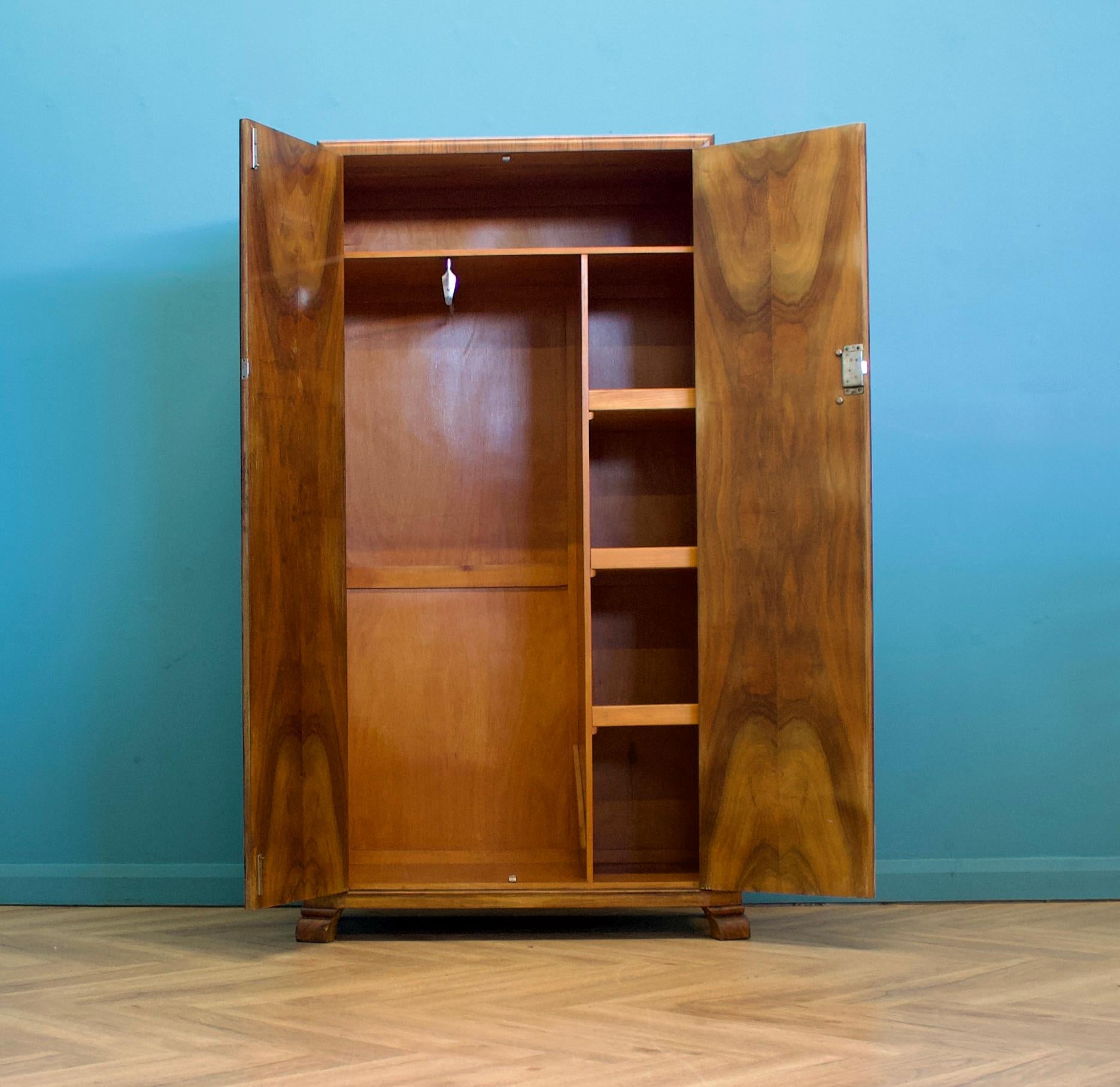 Milieu du XXe siècle Armoire compacte Vintage Art Deco en ronce de noyer, années 1930 en vente