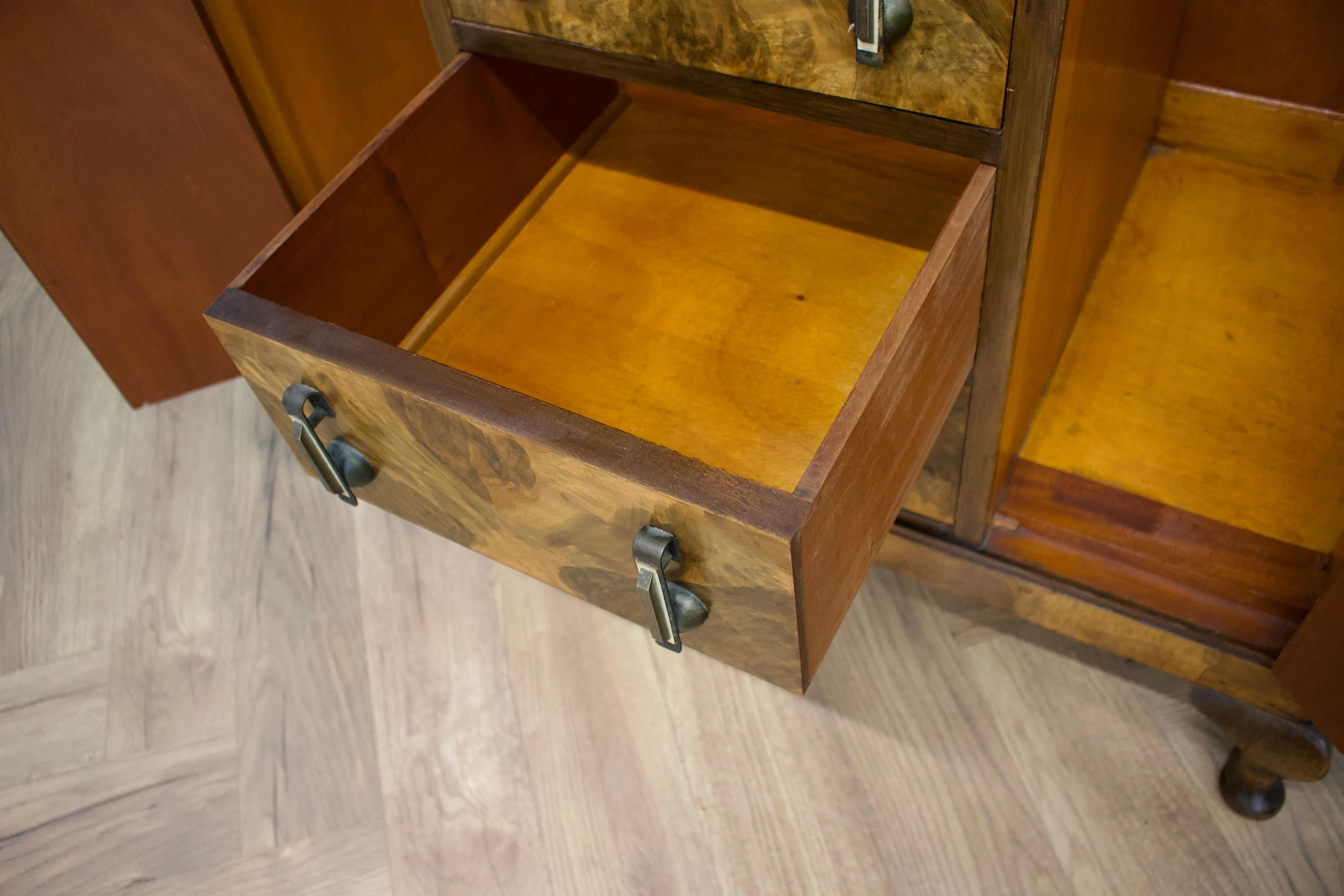 Milieu du XXe siècle Armoire compacte Vintage Art Deco en ronce de noyer, années 1930 en vente