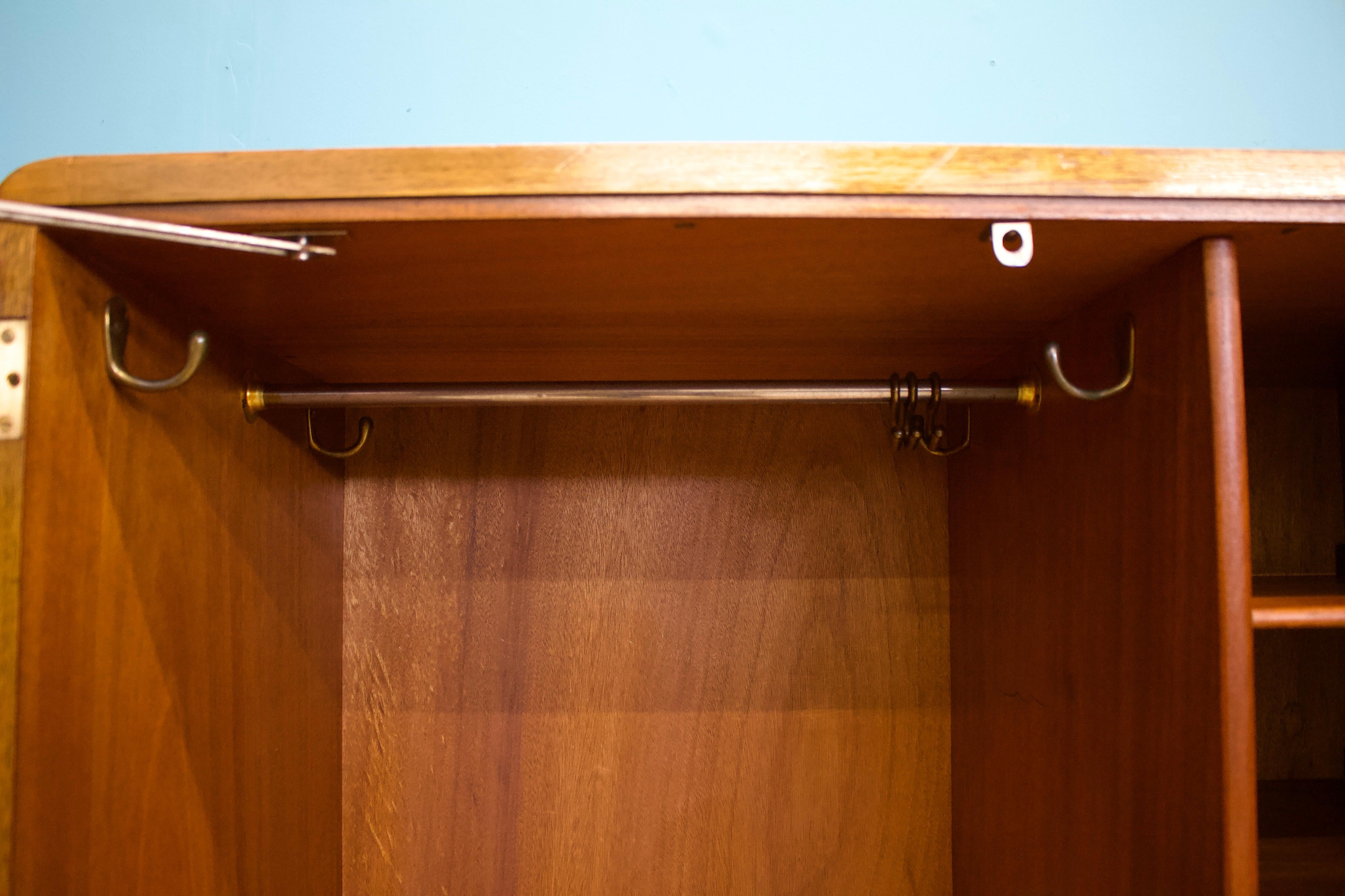 Milieu du XXe siècle Armoire compacte Vintage Art Deco en ronce de noyer, années 1930 en vente