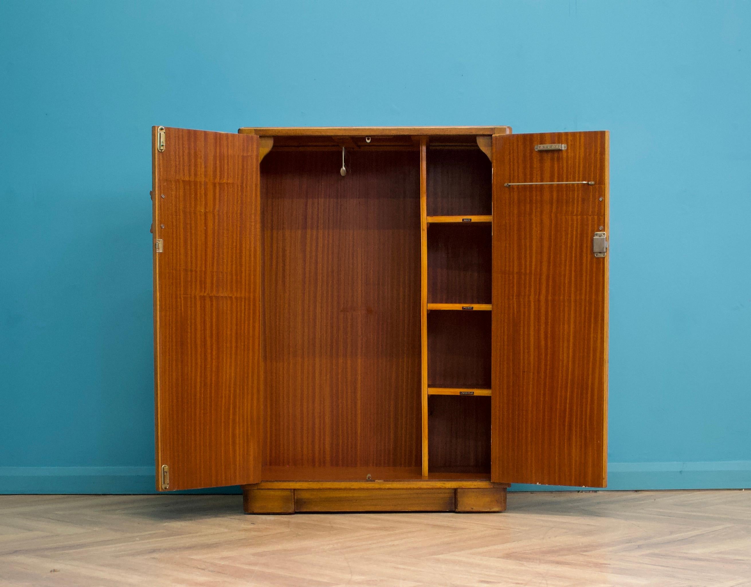Bois Armoire compacte Vintage Art Deco en ronce de noyer, années 1930