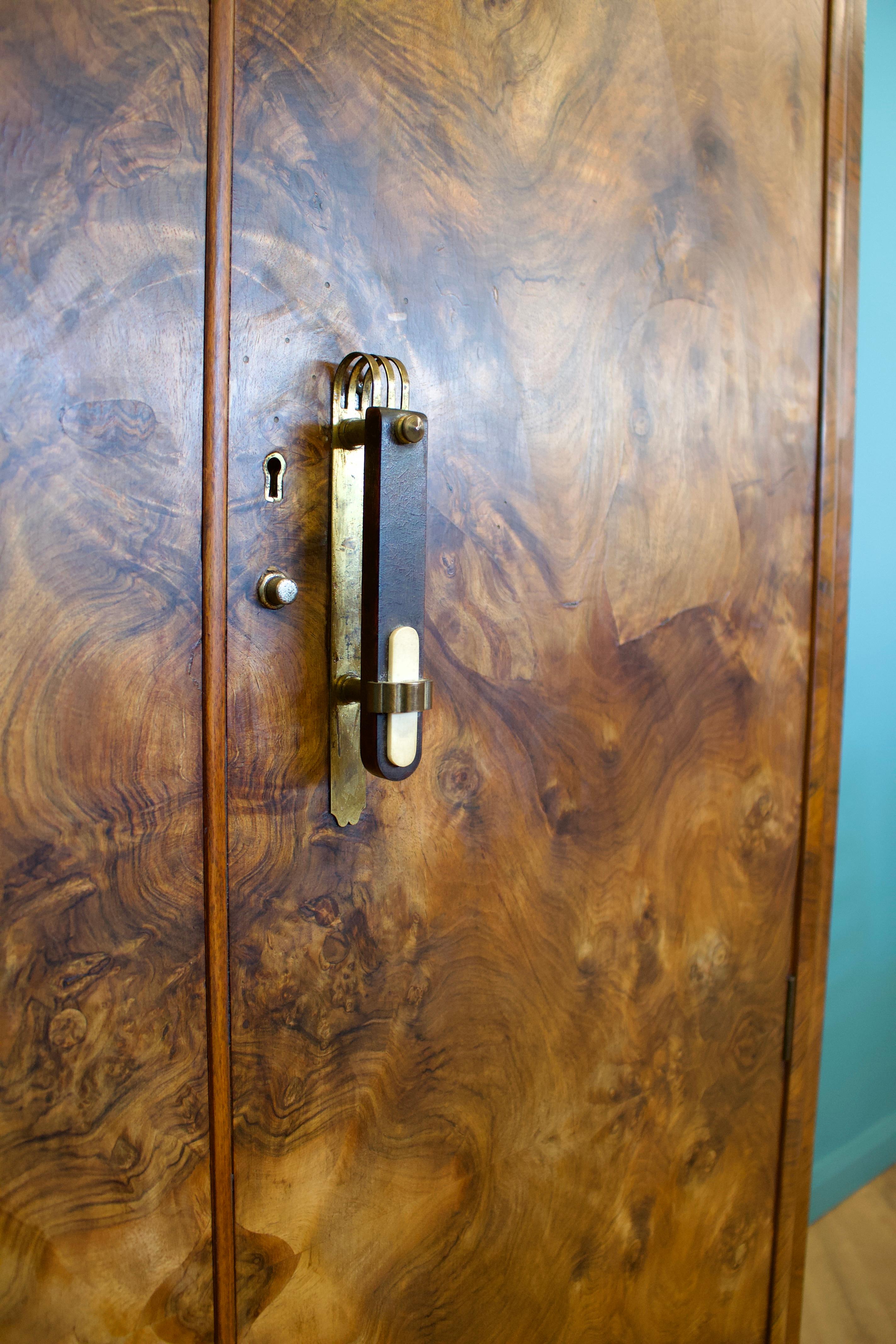 Bois Armoire compacte Vintage Art Deco en ronce de noyer, années 1930 en vente