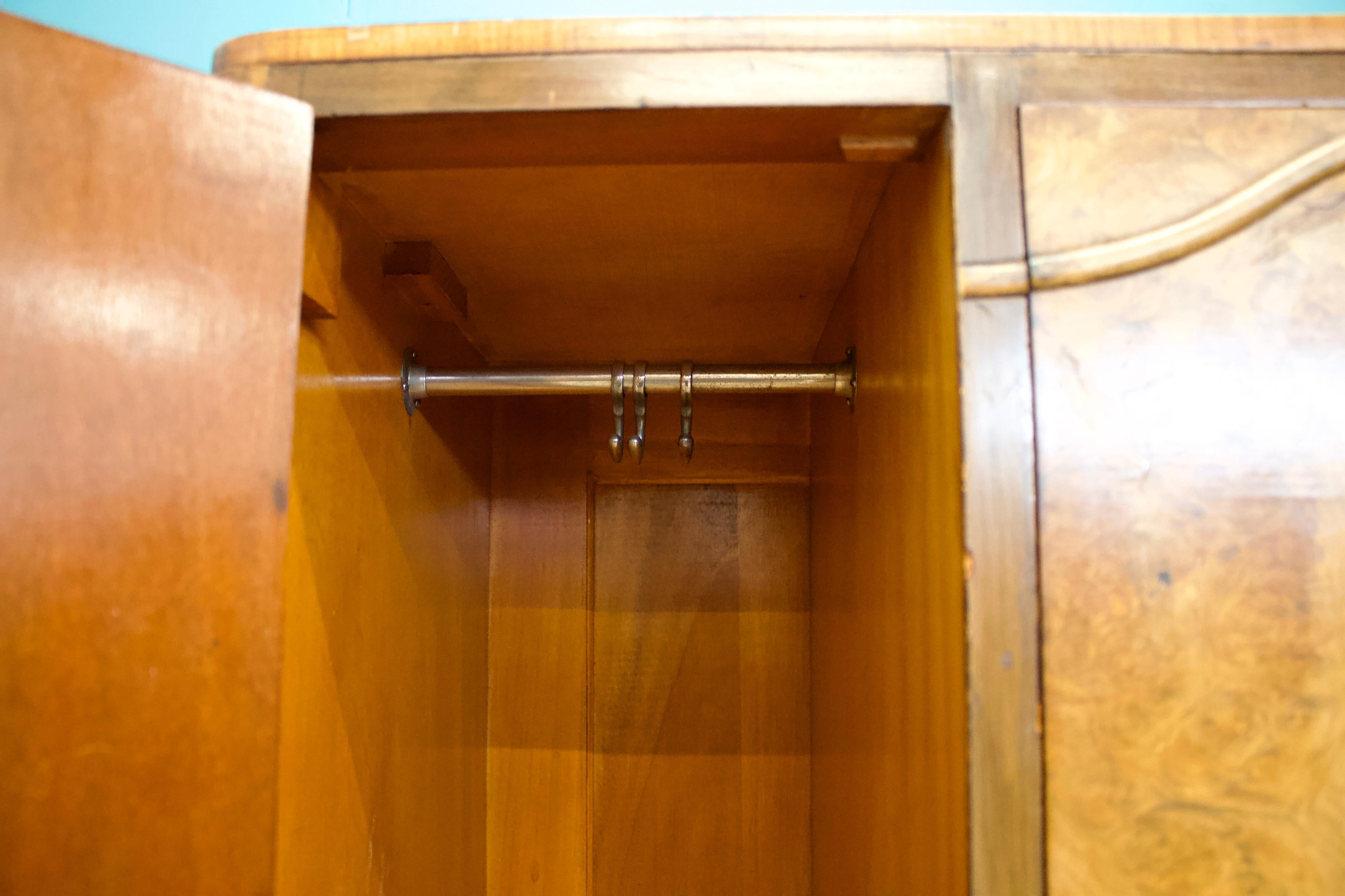 Bois Armoire compacte Vintage Art Deco en ronce de noyer, années 1930 en vente
