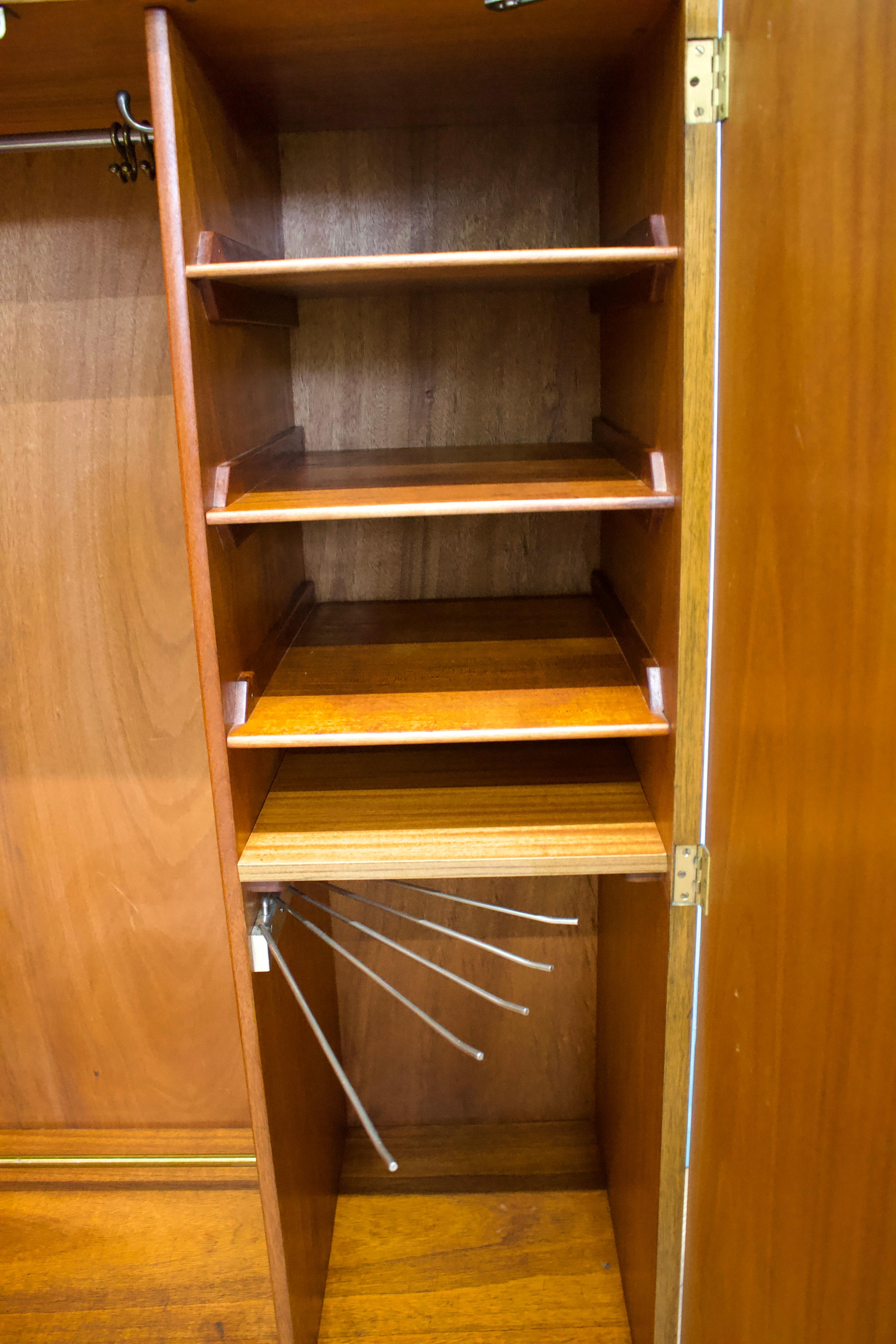 Bois Armoire compacte Vintage Art Deco en ronce de noyer, années 1930 en vente