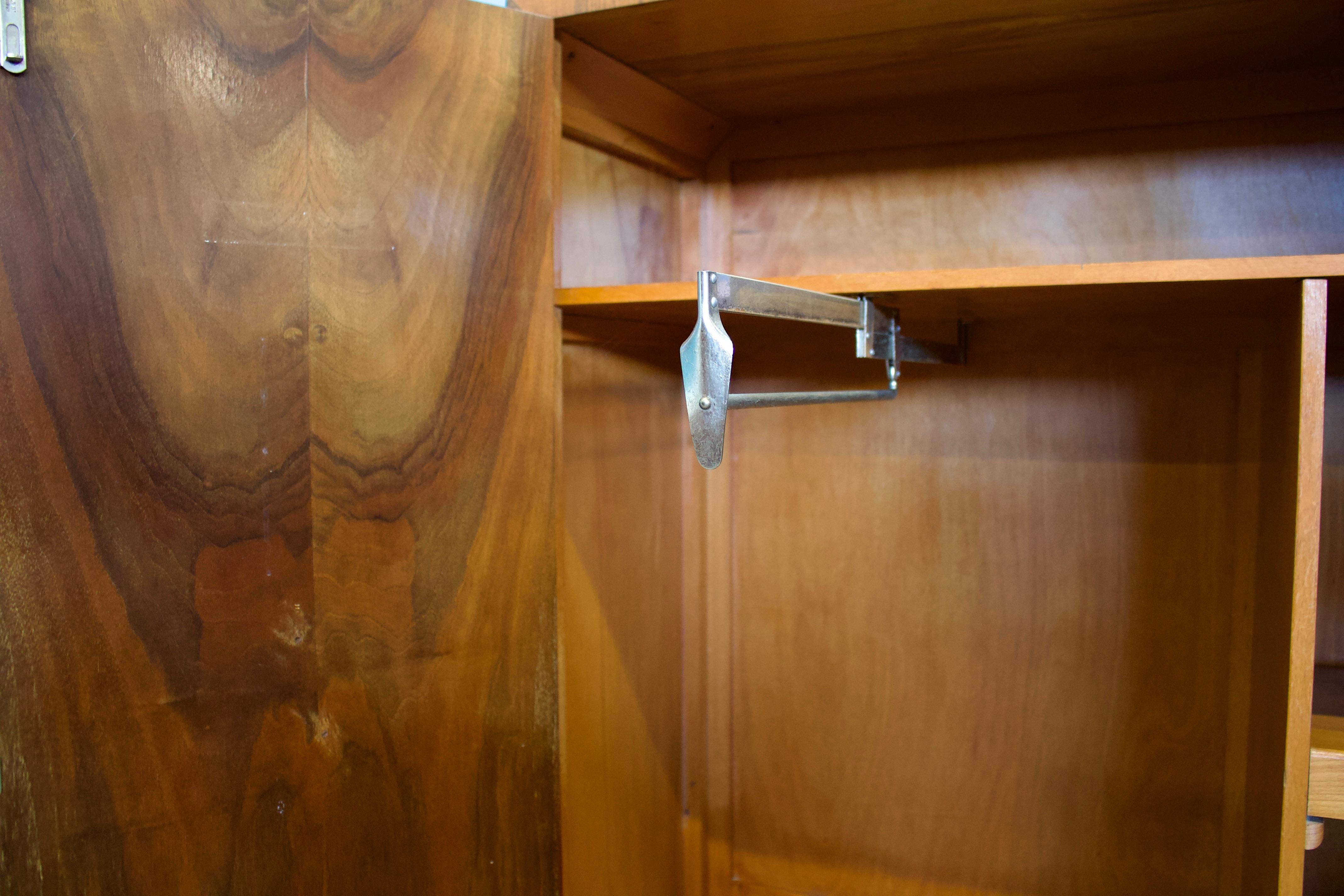 Armoire compacte Vintage Art Deco en ronce de noyer, années 1930 en vente 1