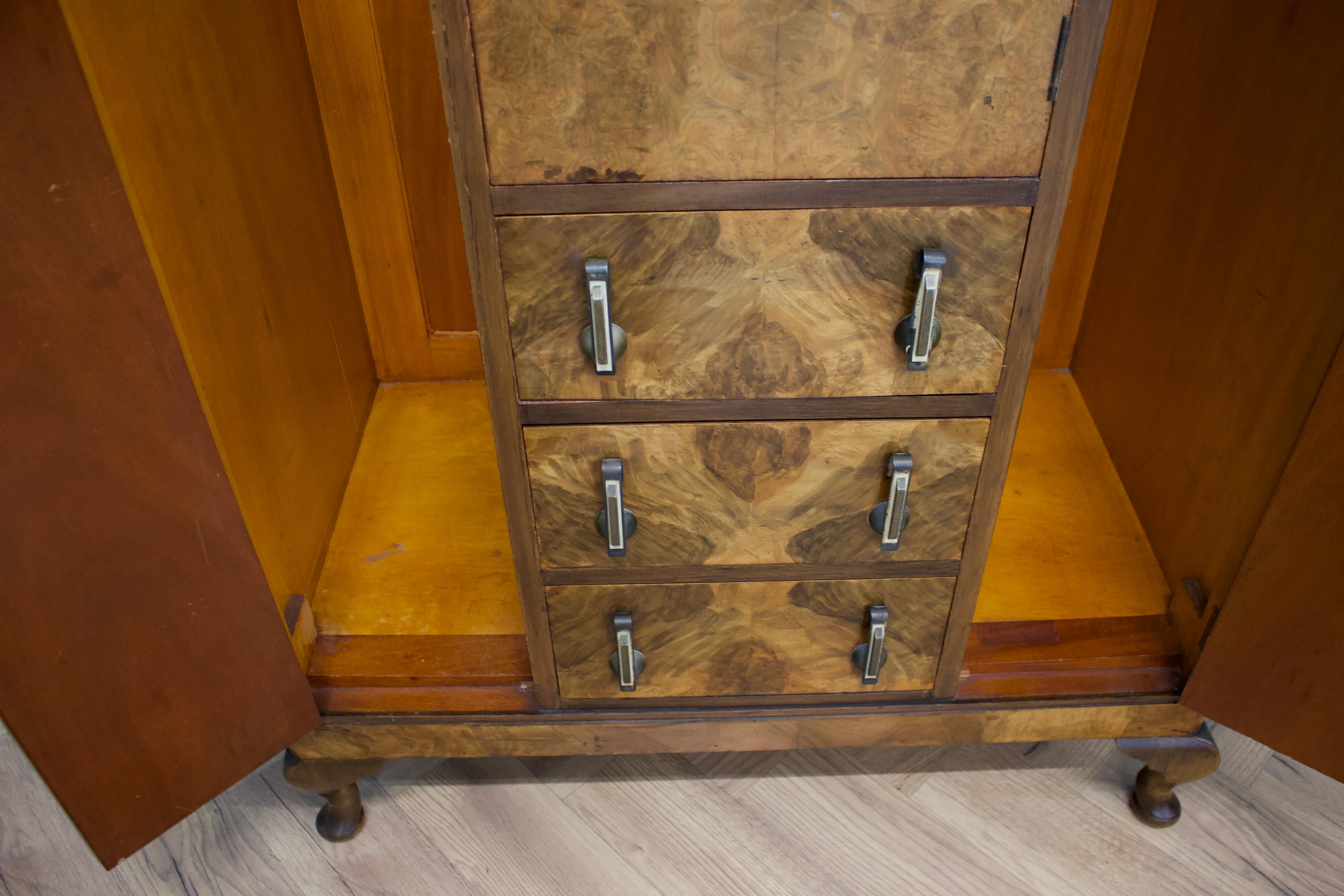 Armoire compacte Vintage Art Deco en ronce de noyer, années 1930 en vente 1
