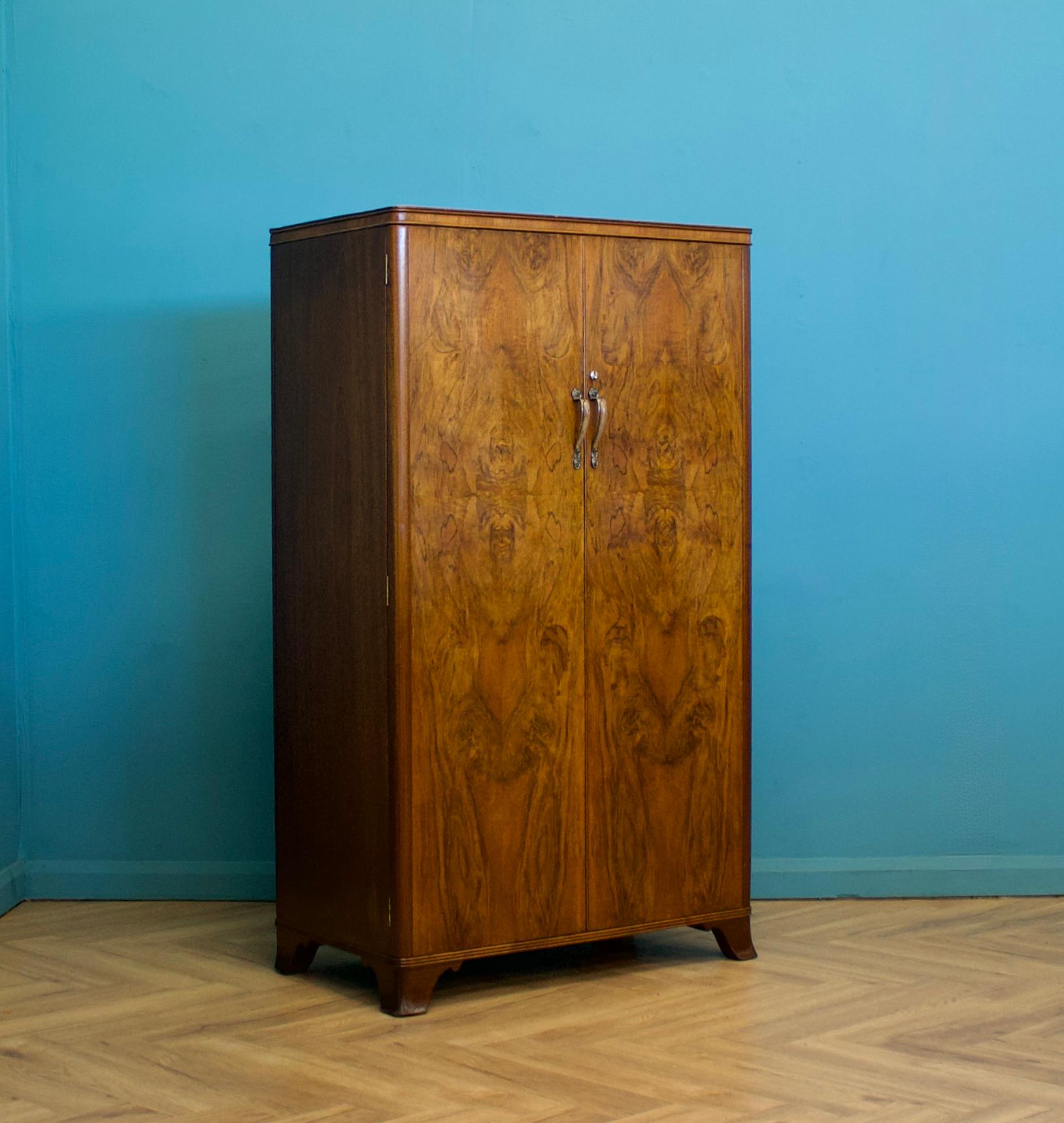 Armario compacto Art Déco de nogal de 1930
Con barra extraíble y estantes