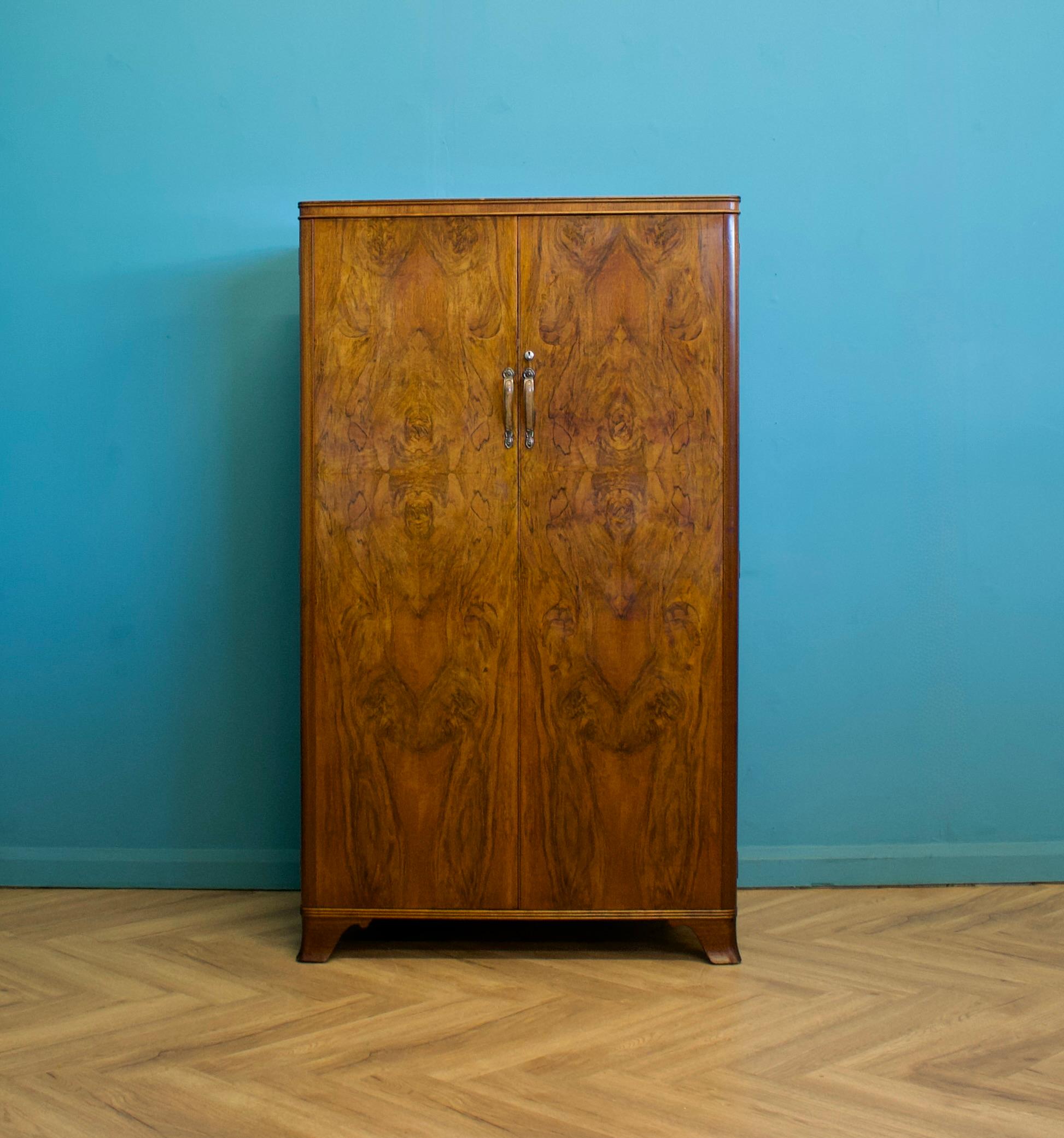 Armario Compacto Vintage Art Decó de Nogal Burr, Años 1940 mediados del siglo XX en venta
