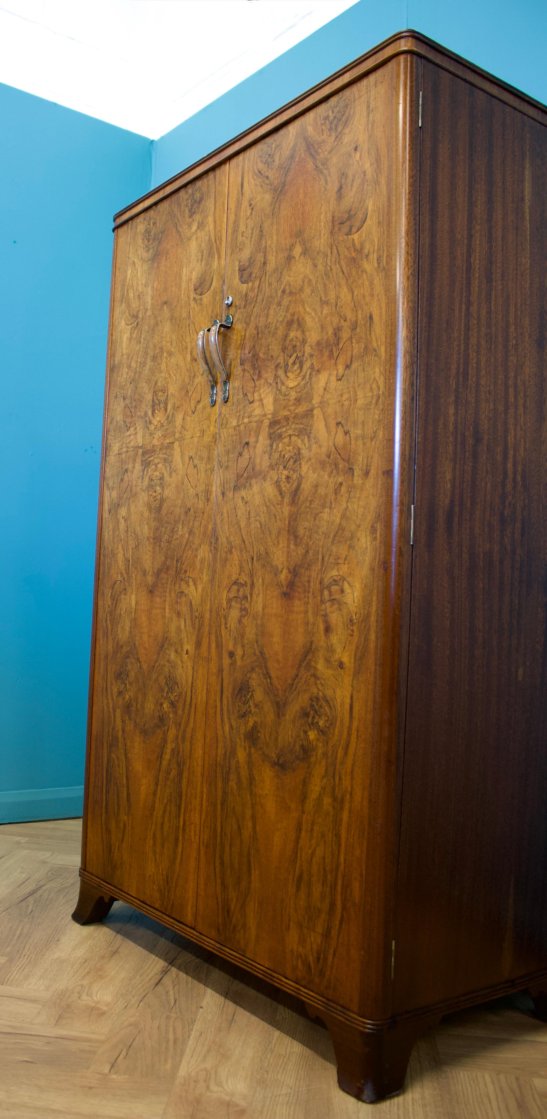 Armario Compacto Vintage Art Decó de Nogal Burr, Años 1940 Madera en venta