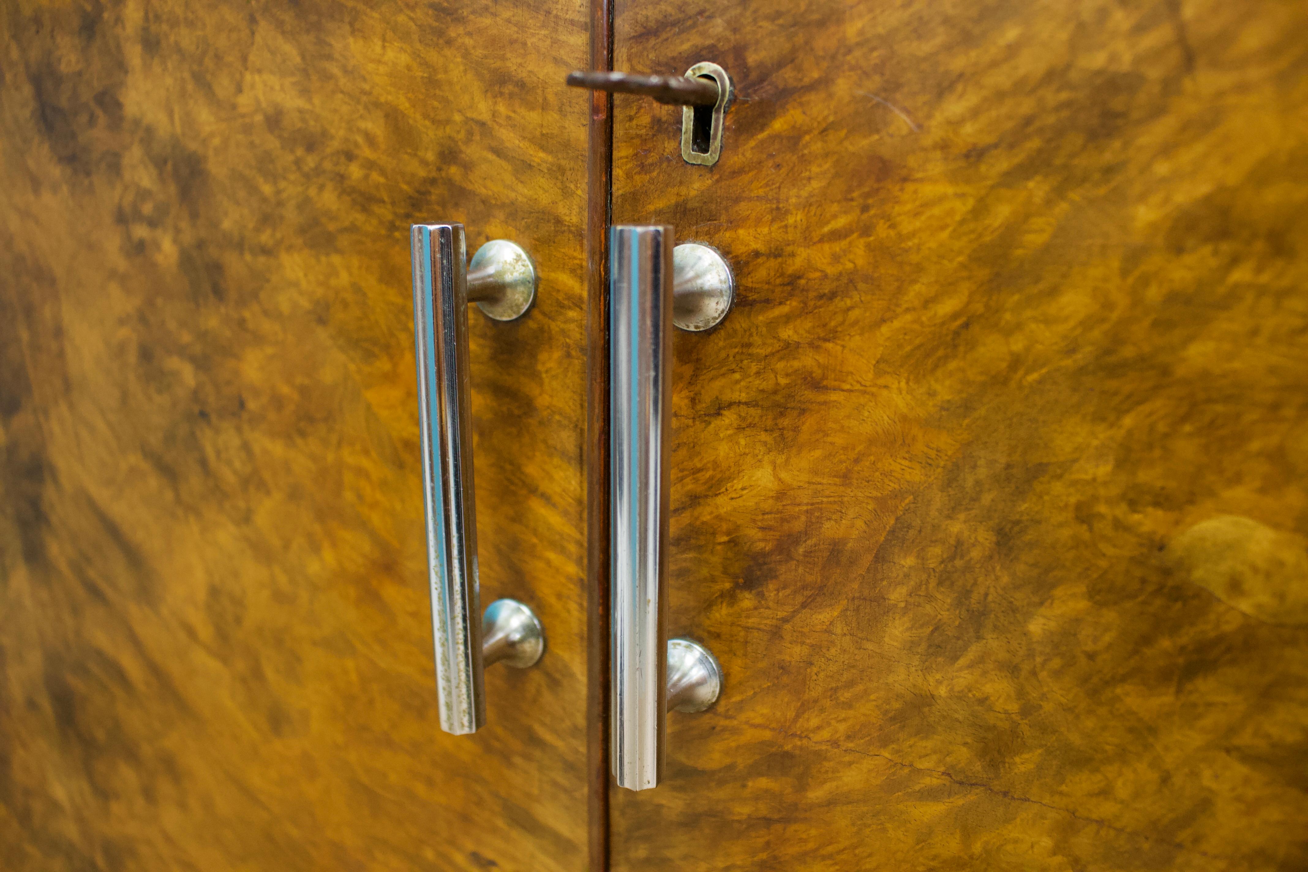 Compact Compactum-Kleiderschrank aus Wurzelnussholz von Heals, Art déco, Vintage, Art déco, 1930er Jahre (Holz)