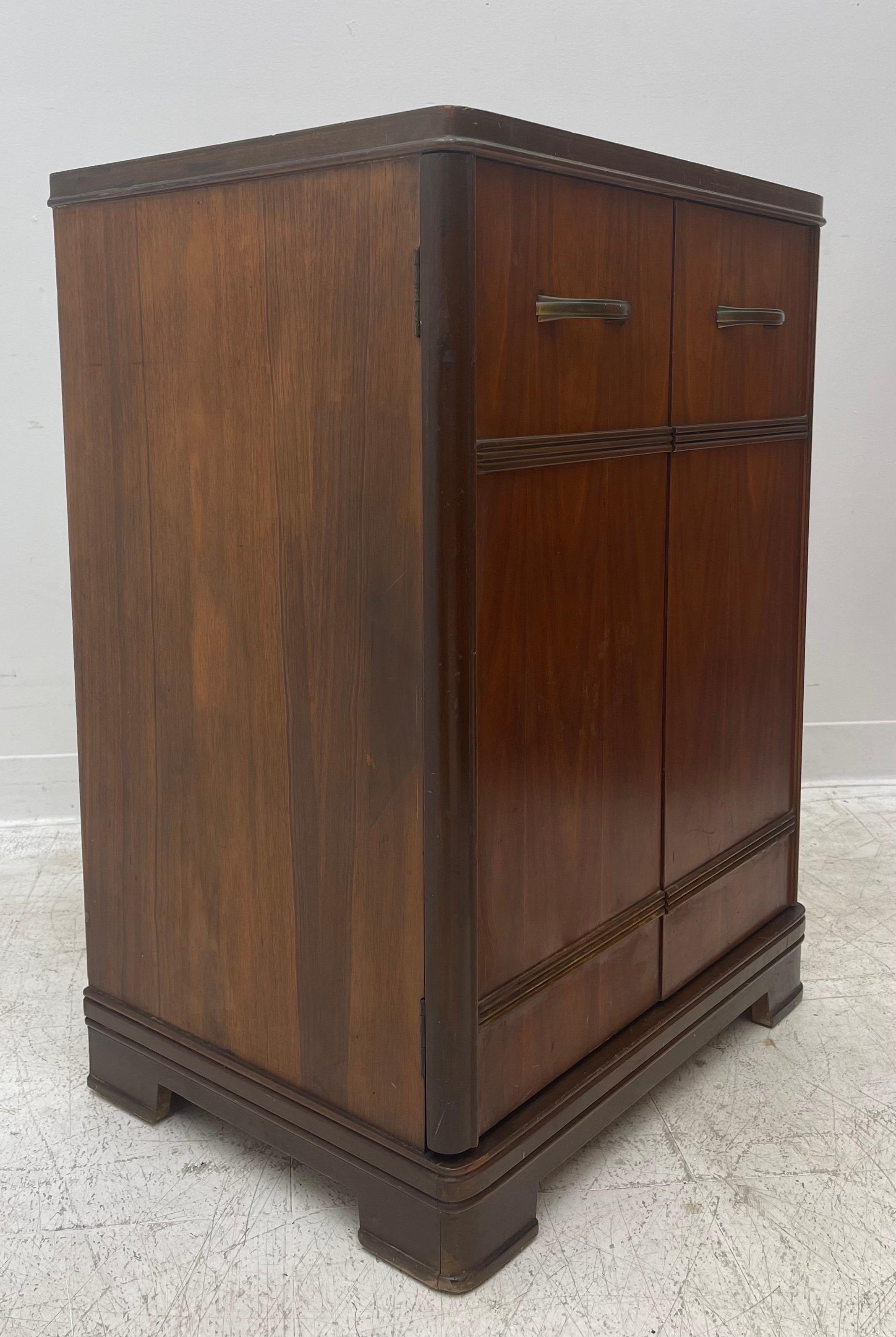 Mid-Century Modern Vintage Art Deco Cabinet Storage en vente