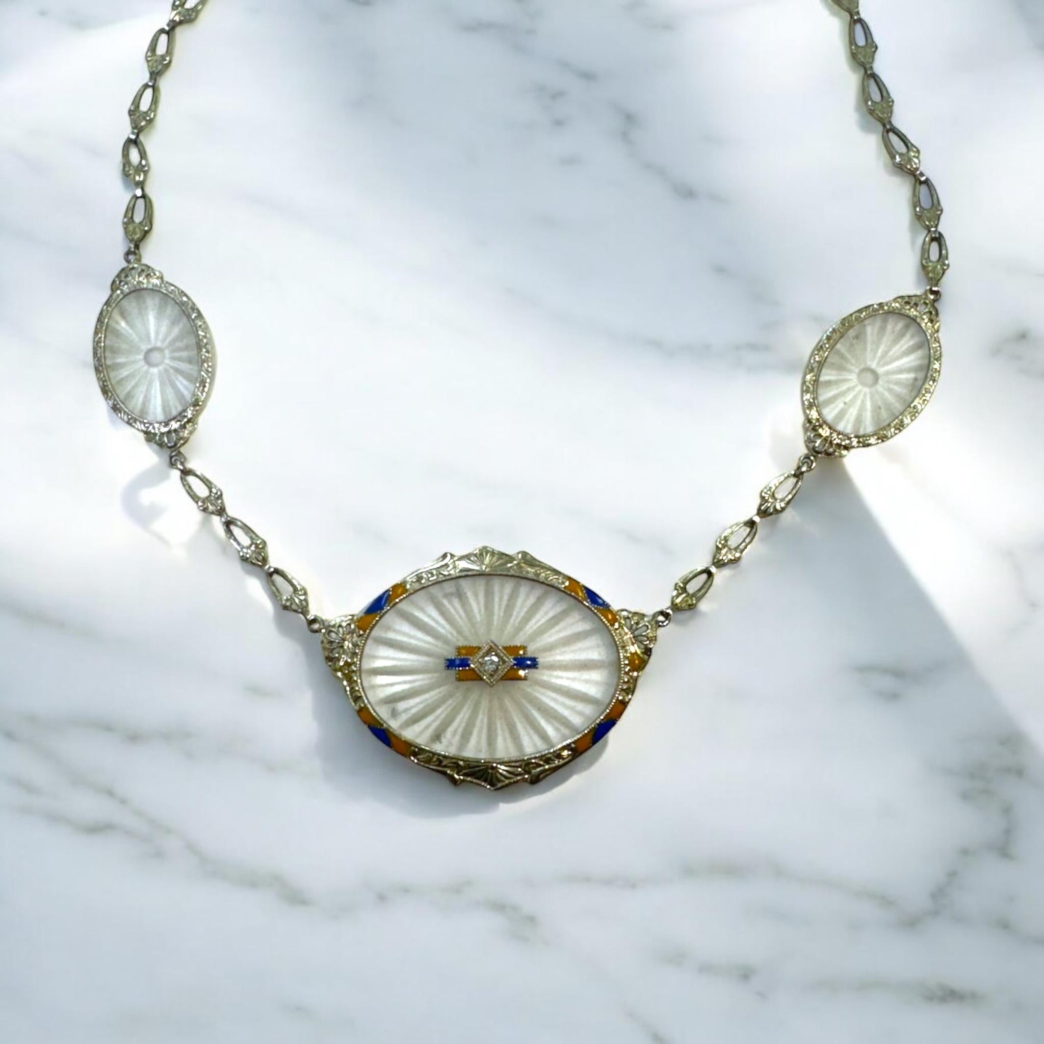 Wir sind begeistert von dieser einzigartigen Vintage-Schönheit!

Halskette Details
MATERIAL: 14K Weißgold, ein paar Silber Glieder verwendet, um in den Rücken zu verlängern
Epoche: Art Deco 1920 - 1940
Größte Kristall-Anhänger Größe: 1 5/8 Zoll X 1