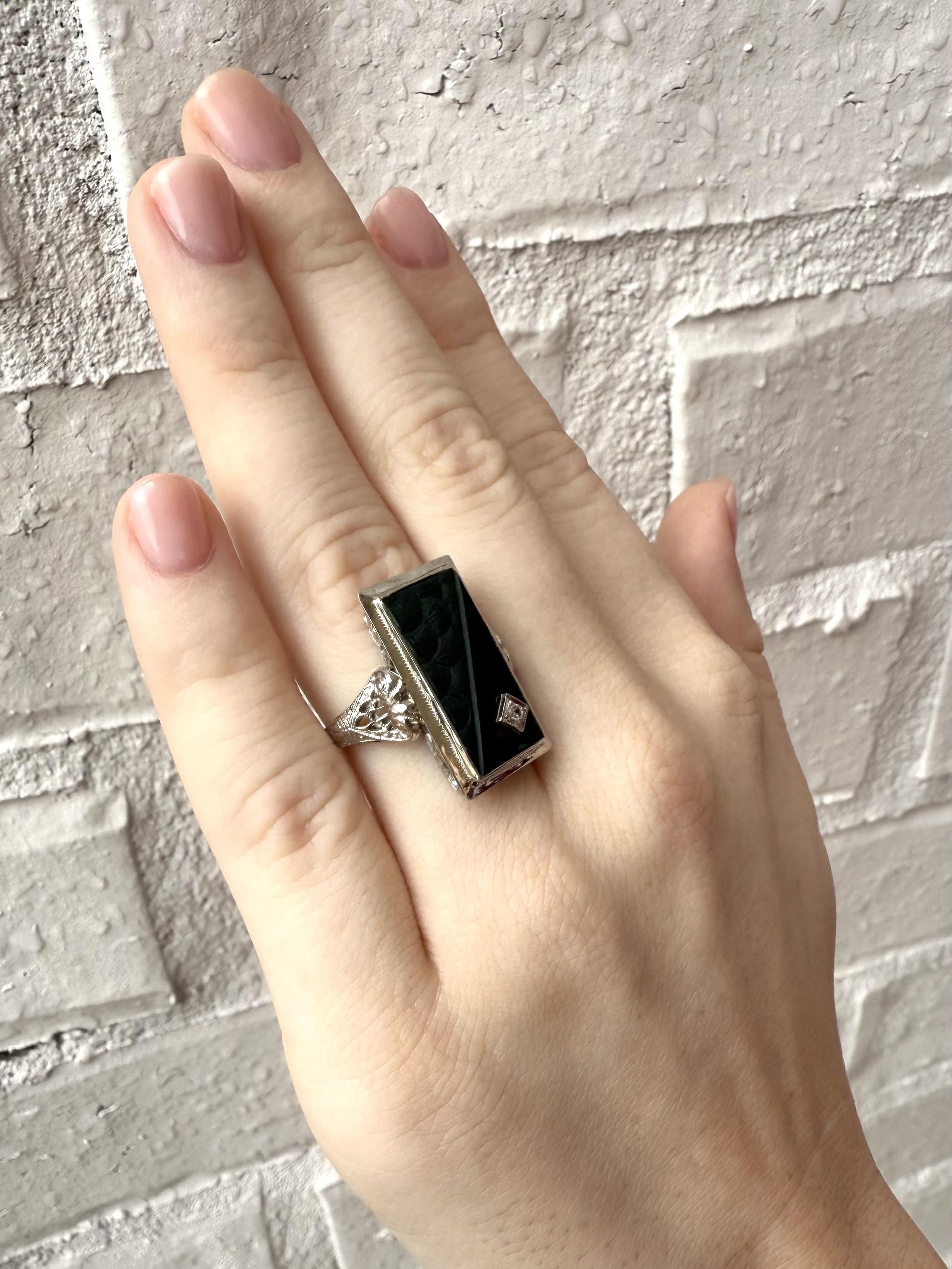 Vintage Art Deco Carved Bloodstone Cocktail Ring 14K White Gold In Excellent Condition For Sale In Montgomery, AL