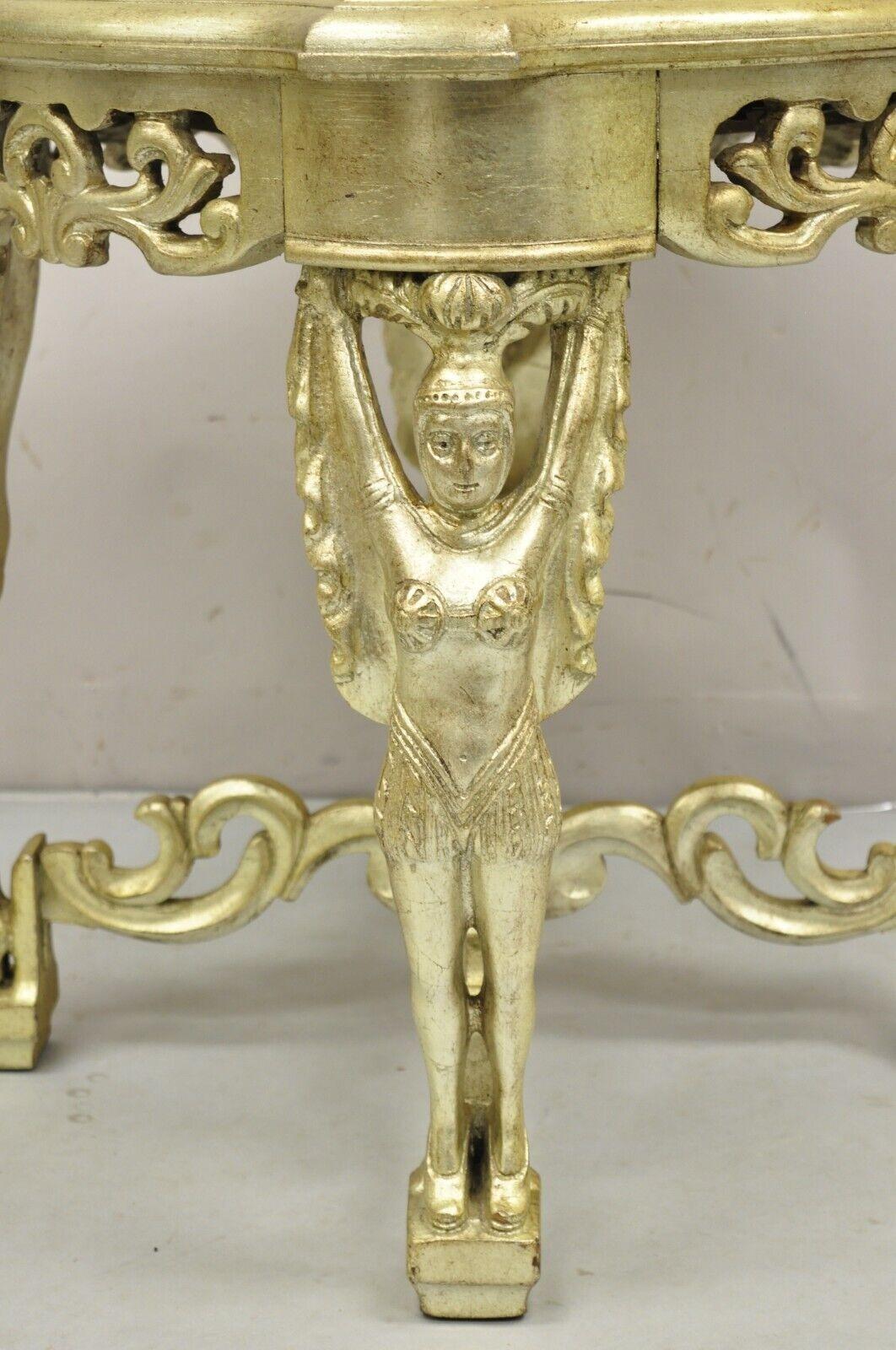 Vintage Art Deco Stil geschnitzt Holz weibliche Tänzerin Silber / Gold Runde Kaffee Beistelltisch. Der Artikel zeichnet sich durch schöne, figural geschnitzte Beine, eine 