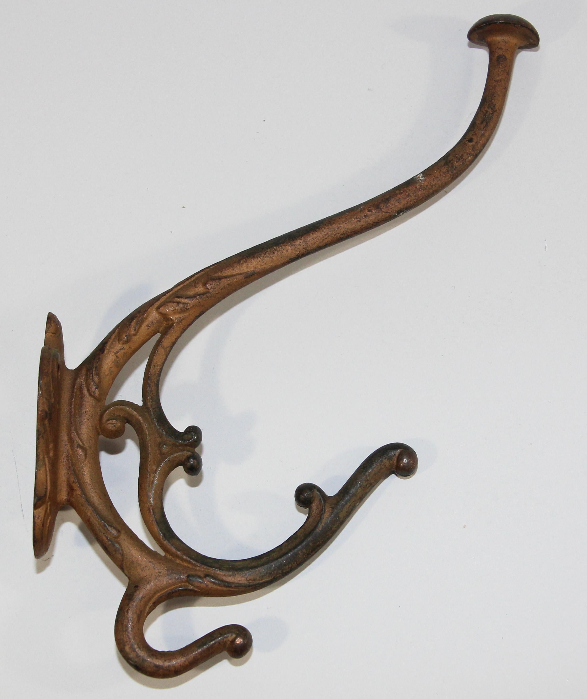 Vintage Art Art Nouveau style French cast iron triple hook
This is a vintage French metal coat hook dating from the early 1950s.
The hook is made of cast iron.
The upper part of the curved hook.
The bottom part has two hooks.
The hook is fastened to