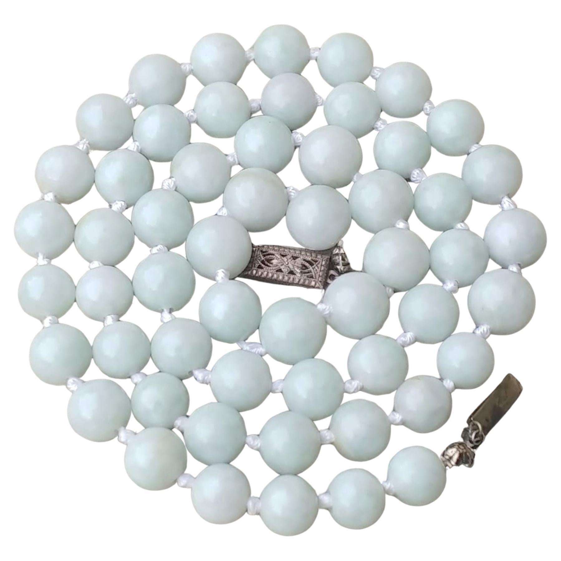 Vintage Art Deco Collana di perline di giada celadon, 24,5 pollici, anni 
20 in vendita