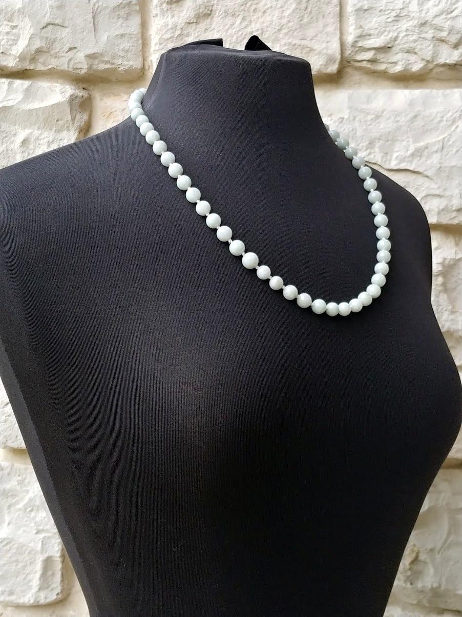 Very gentle and elegant pale celadon jade necklace approx. 1920 period Art Deco.
The necklace is 24.5 inches long (62 cm) and weighs 75 grams (2.6 oz). The jade beads vary from 8.5 to 10 mm in diameter, and each bead is strung through a knot. The