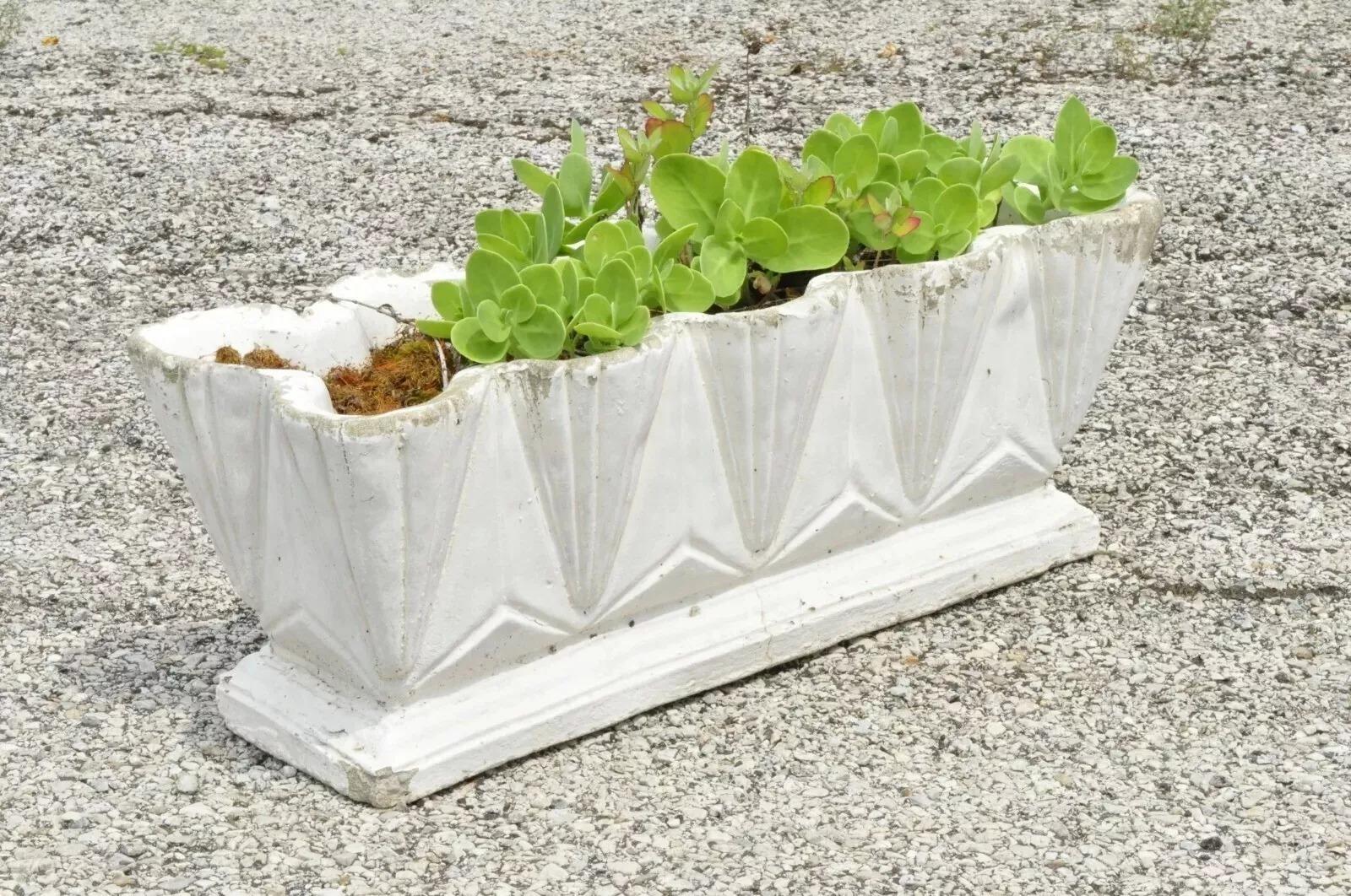 Paar Art Deco Zement Beton Stein Geometrische Garten Pflanzer Pflanztopf. CIRCA Anfang des 20. Jahrhunderts. Abmessungen: 8