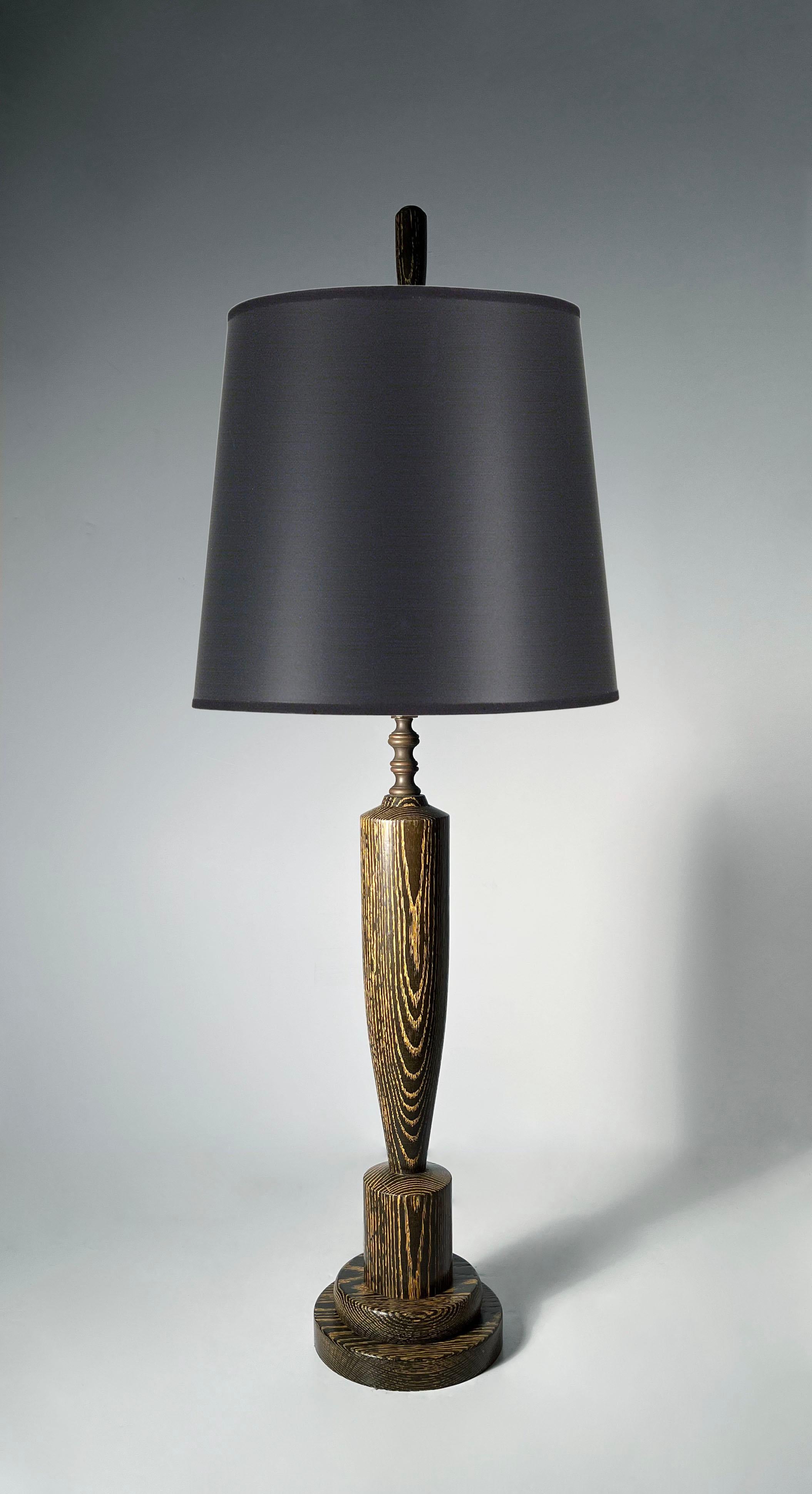Elegante par de lámparas de sobremesa Art Decó vintage de madera cerúlea.  Los remates también son de madera cerusa a juego.

Cree que son estadounidenses. 