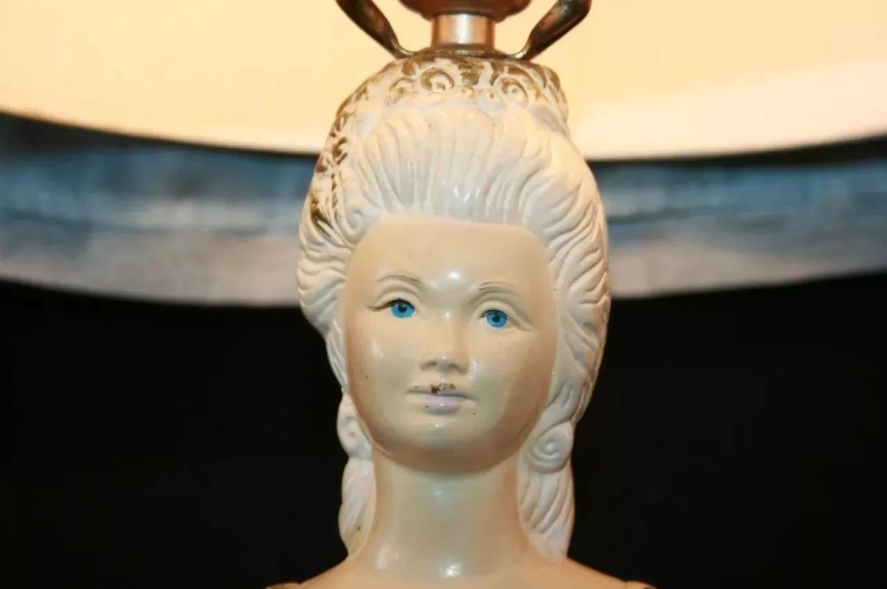 Vintage Art Deco Chalkware Damenbüste in Kleid Figurale Vintage-Tischlampen P004 - ein Paar (Stoff) im Angebot