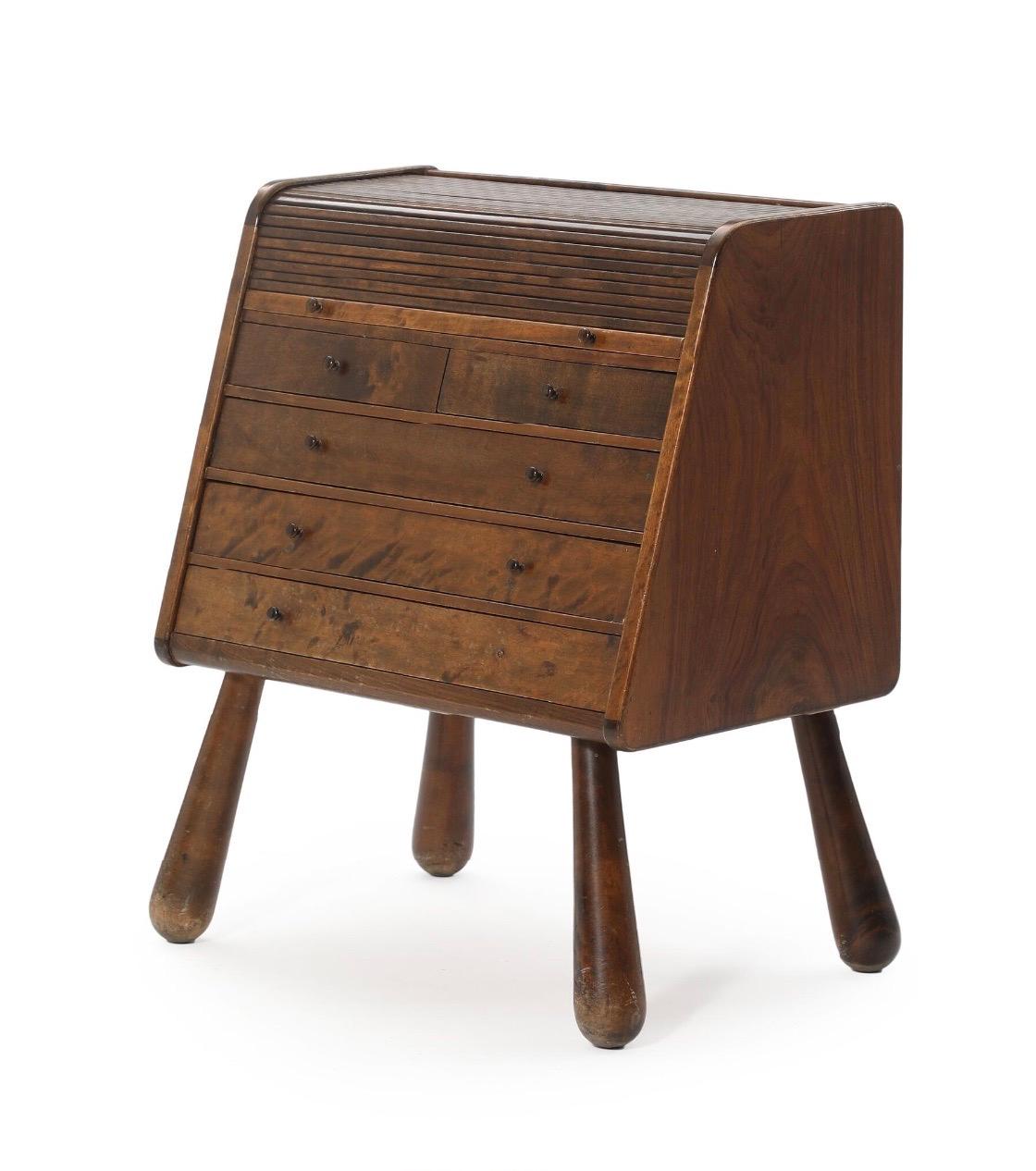 Geflammte Birke war in den 1930er Jahren ein beliebtes Holz für Art-Déco-Möbel, und diese Kommode weist mehrere typische Art-Déco-Design-Elemente auf. Ohne zusätzliche Informationen über den Designer oder Hersteller ist es jedoch schwierig, dieses