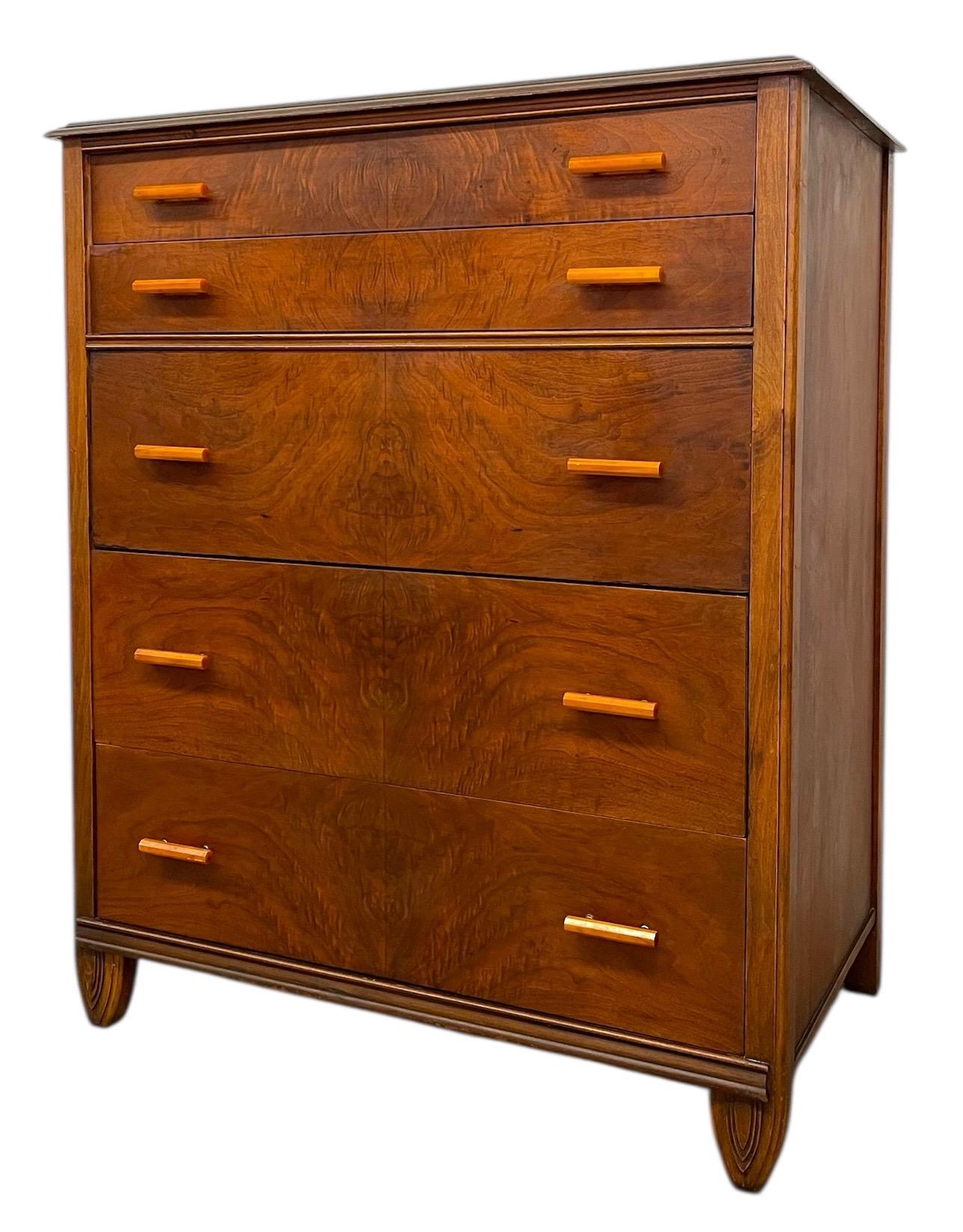Questa cassettiera Art of Vintage è stata realizzata da Crescent Furniture Co. di Warren, Pennsylvania, come indicato sull'etichetta originale del produttore. Il mobile è dotato di bellissimi e spaziosi cassetti con frontali in impiallacciatura