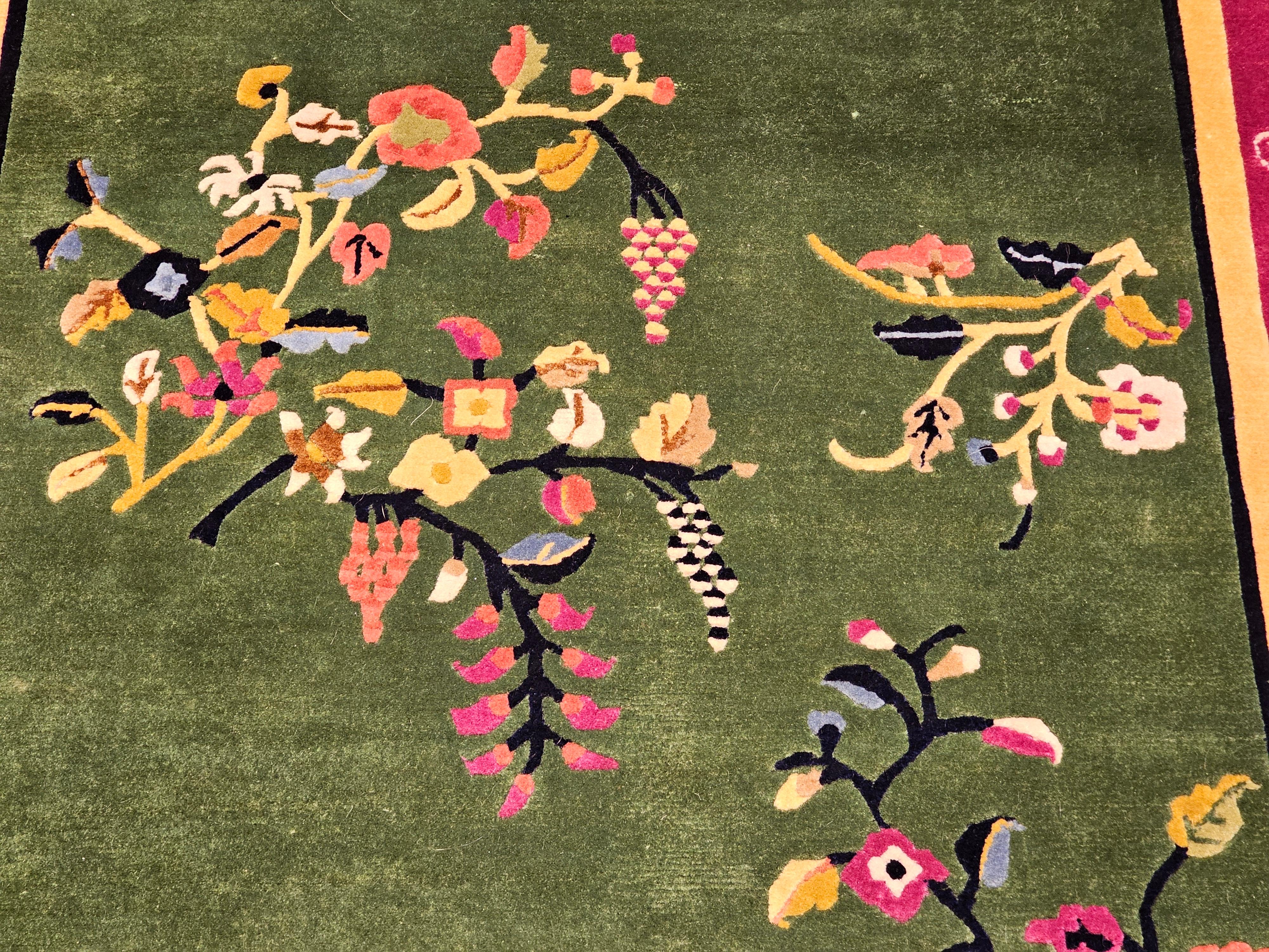 Vintage Art Deco Chinese Rug in Sage Green Field mit Royal Purple Floral Border im Angebot 3
