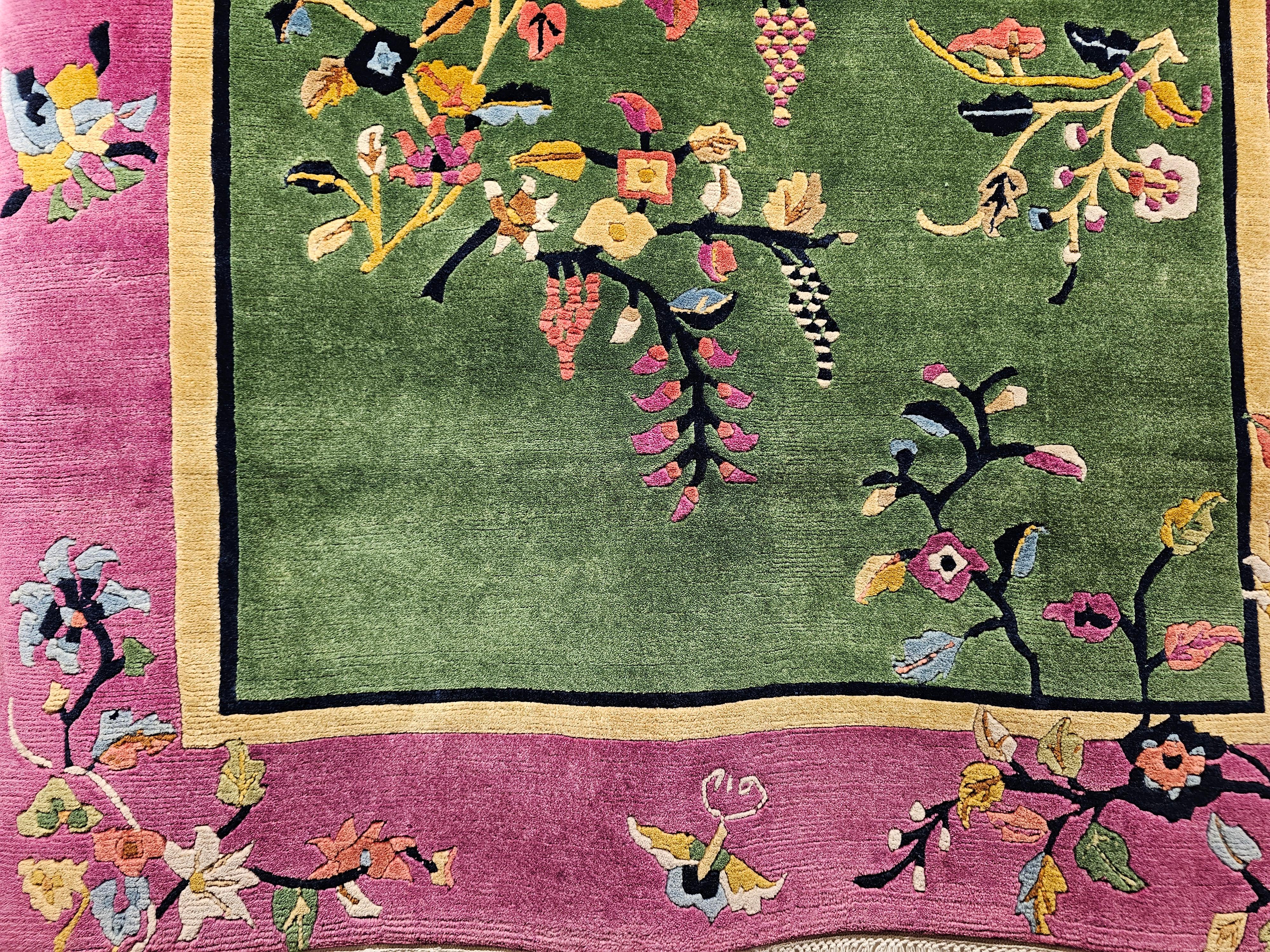 Vintage Art Deco Chinese Rug in Sage Green Field mit Royal Purple Floral Border (Chinesisch) im Angebot