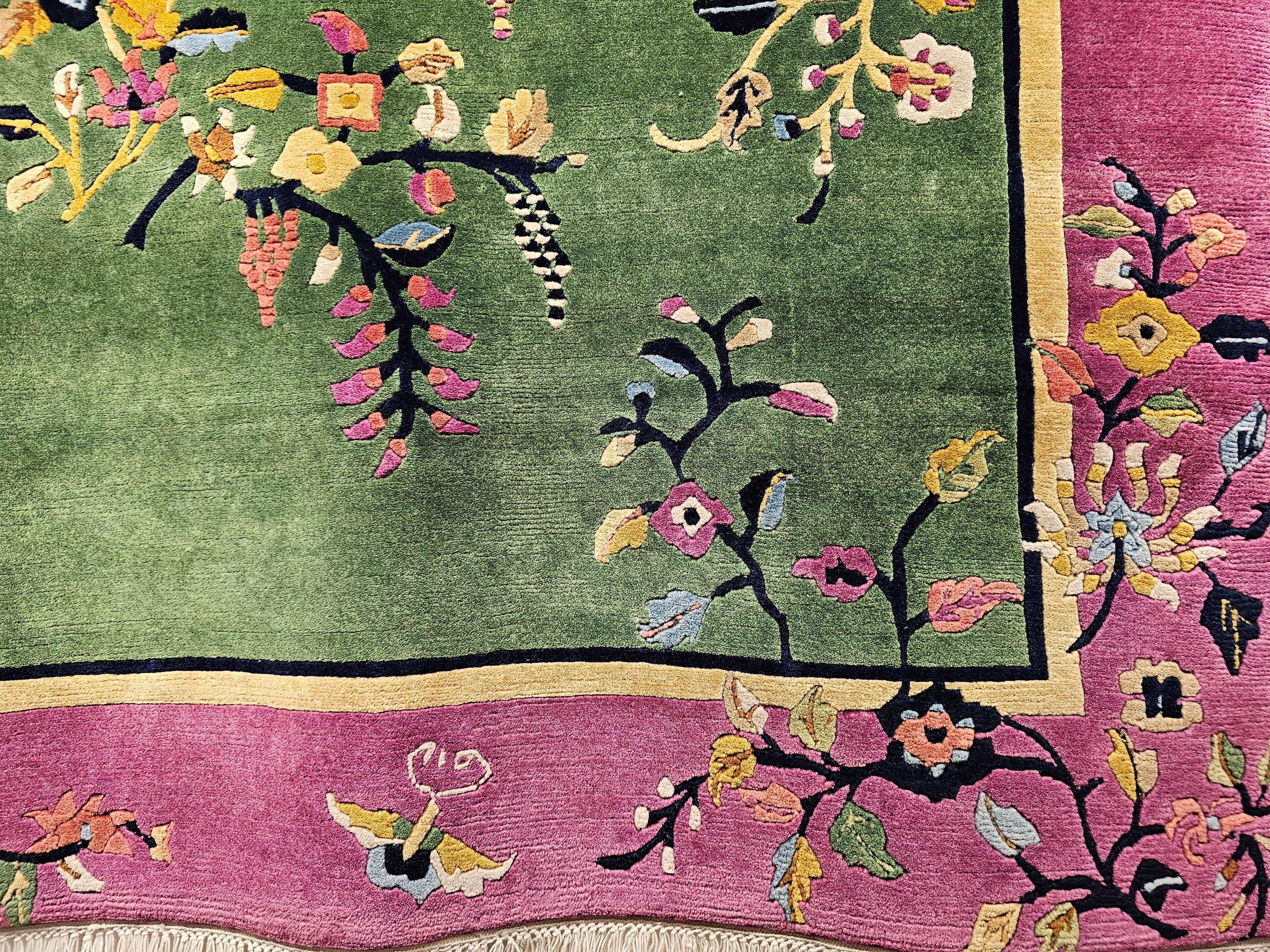 Vintage Art Deco Chinese Rug in Sage Green Field mit Royal Purple Floral Border (Handgewebt) im Angebot