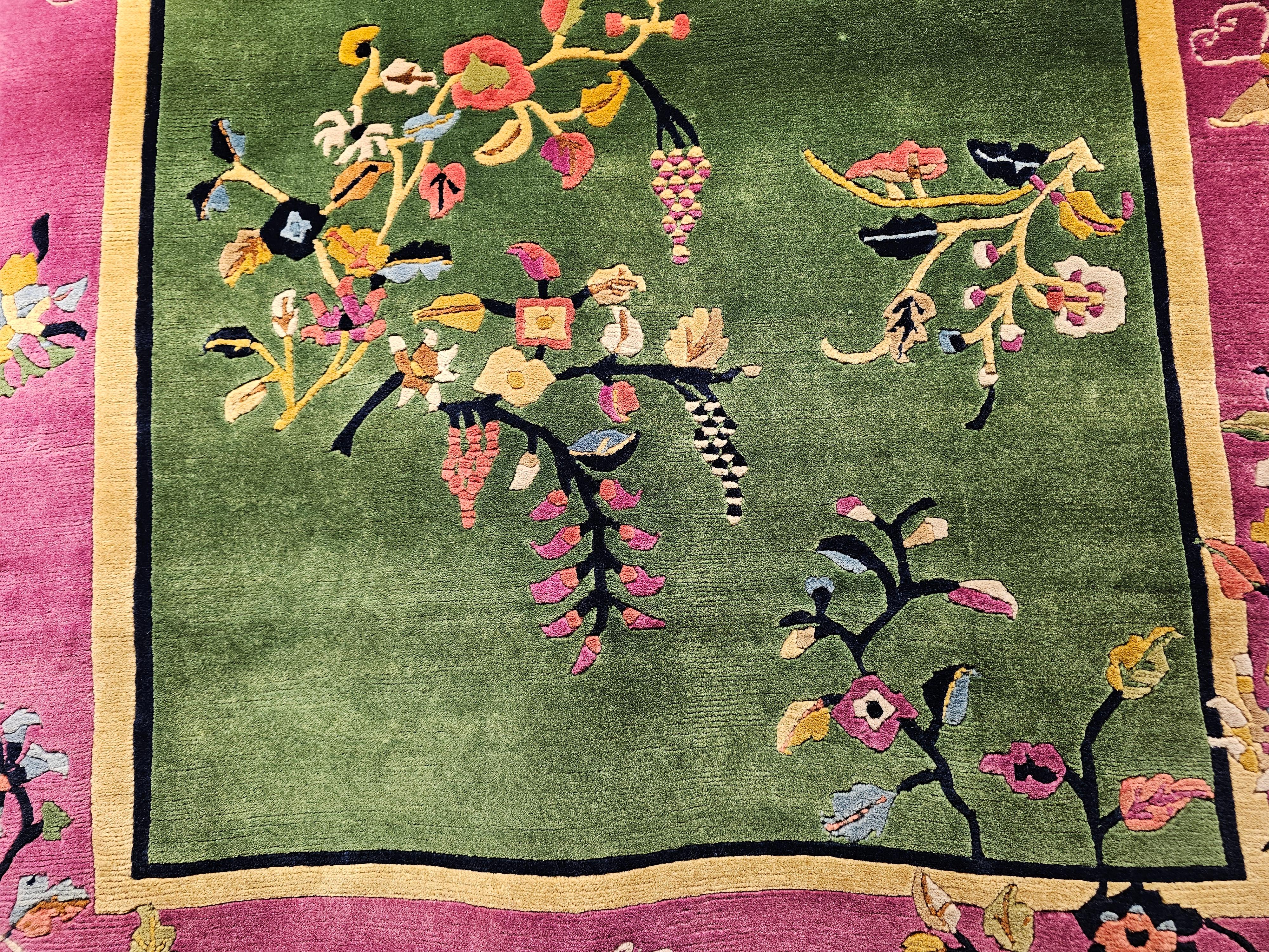 Vintage Art Deco Chinese Rug in Sage Green Field mit Royal Purple Floral Border im Zustand „Gut“ im Angebot in Barrington, IL