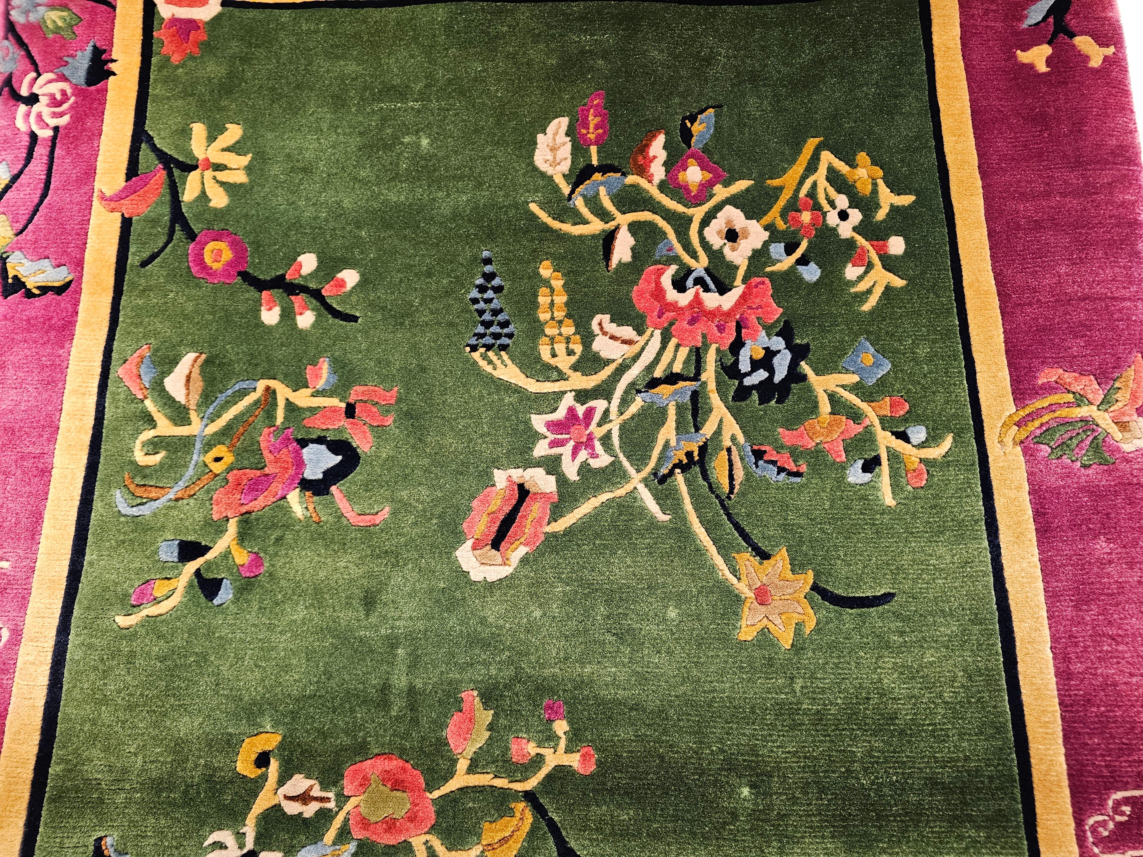 Vintage Art Deco Chinese Rug in Sage Green Field mit Royal Purple Floral Border (Wolle) im Angebot