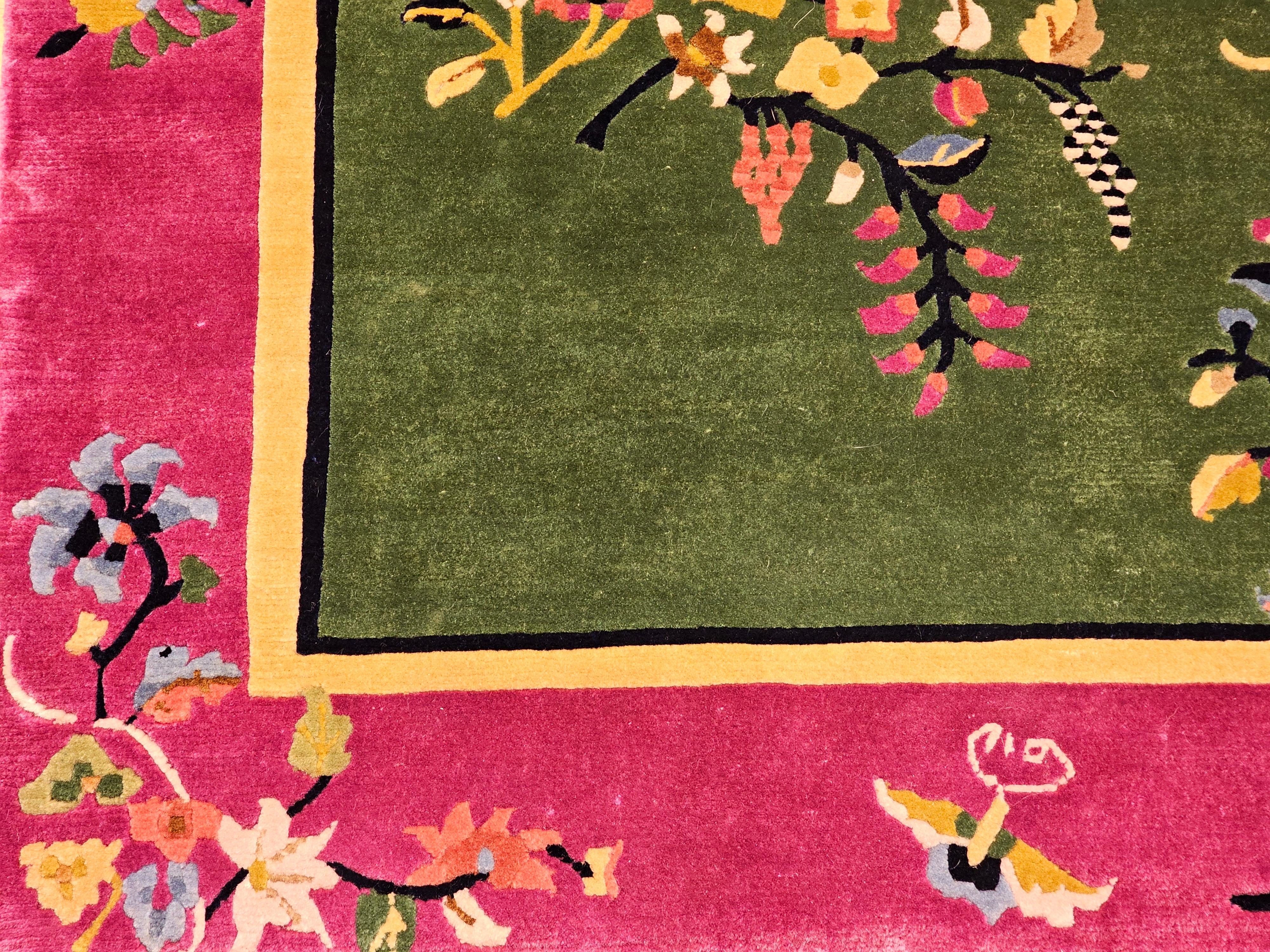 Vintage Art Deco Chinese Rug in Sage Green Field mit Royal Purple Floral Border im Angebot 1