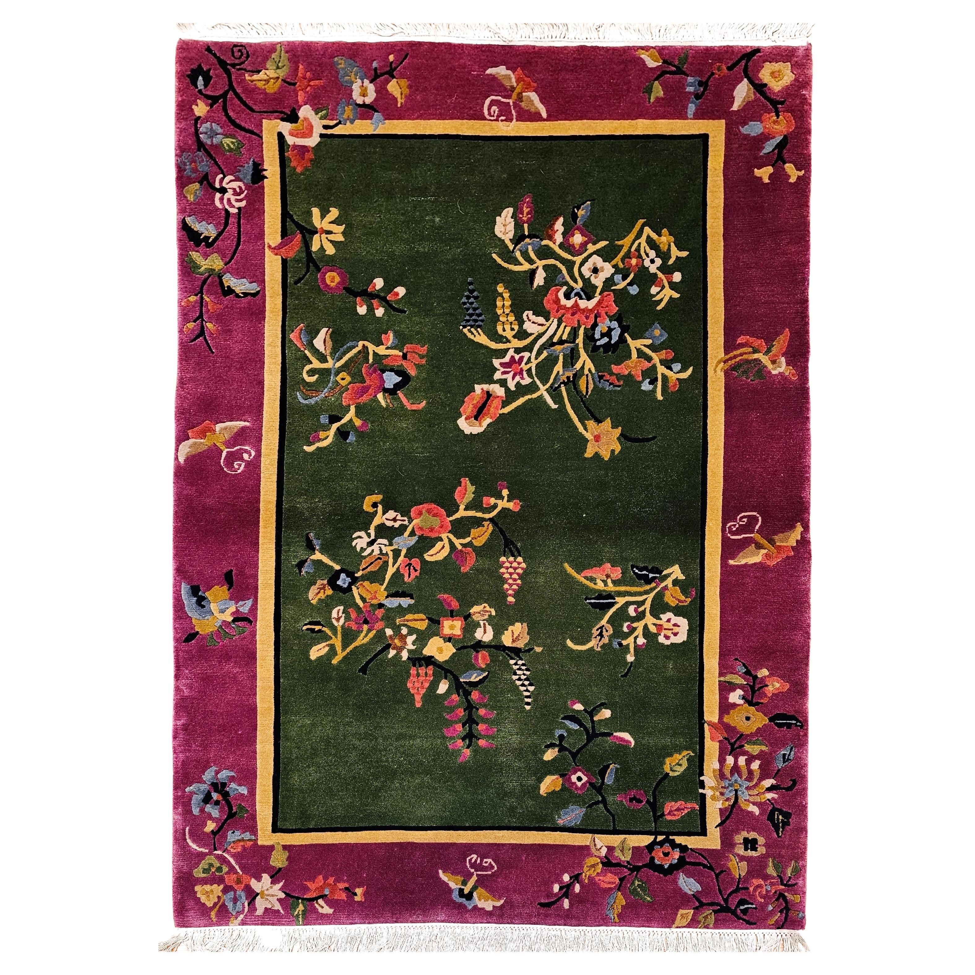 Vintage Art Deco Chinese Rug in Sage Green Field mit Royal Purple Floral Border im Angebot
