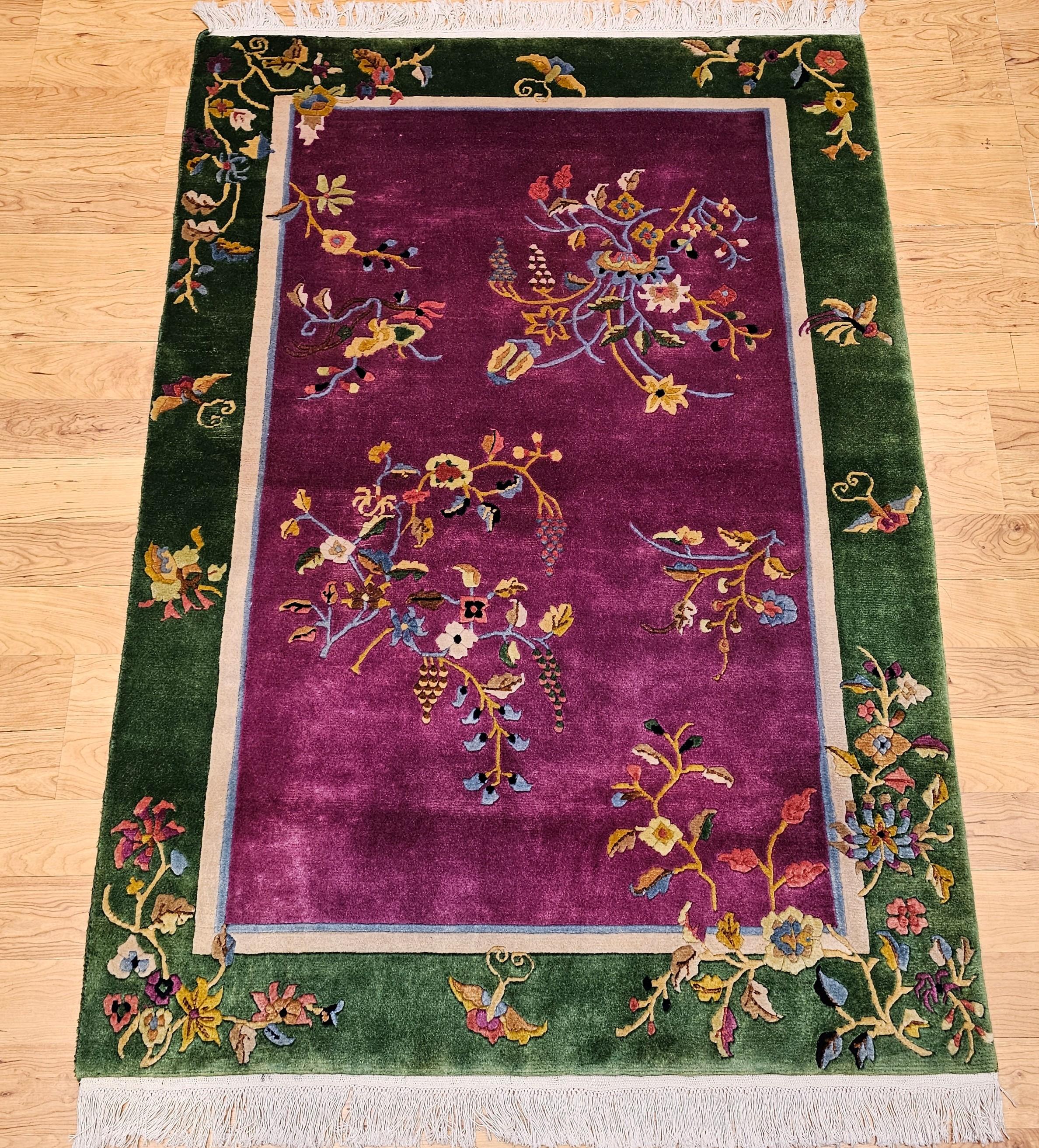 Dieser auffällige und elegante chinesische Art-Déco-Teppich zeichnet sich durch ein florales Allover-Muster aus, das sich vor einem satten, königlichen Violett abhebt und durch eine weiche, salbeigrüne Bordüre wunderbar ergänzt wird. Die harmonische