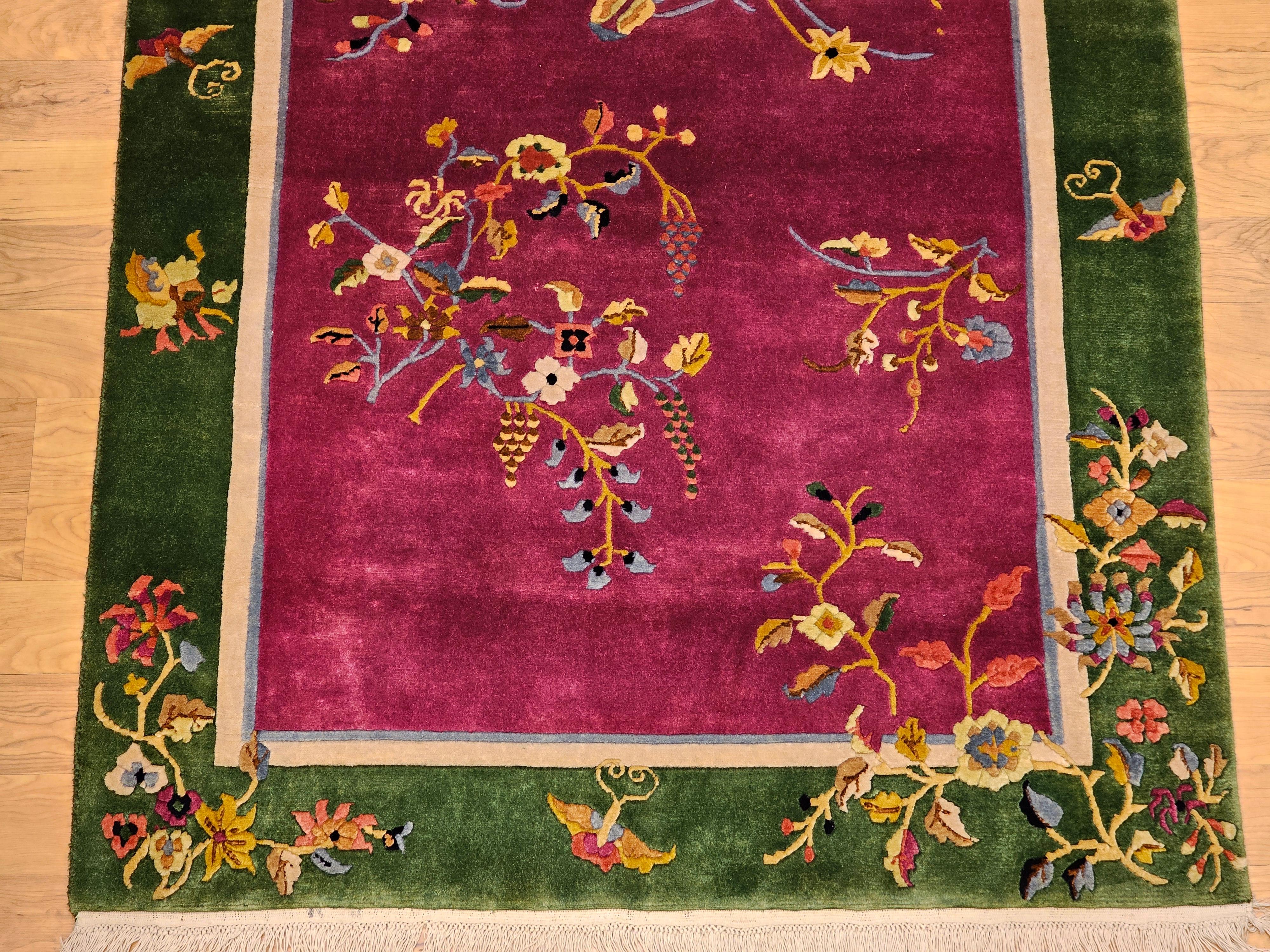 Vintage Art Deco Chinese Rug in Royal Purple Field mit Sage Green Floral Border (Chinesisch) im Angebot