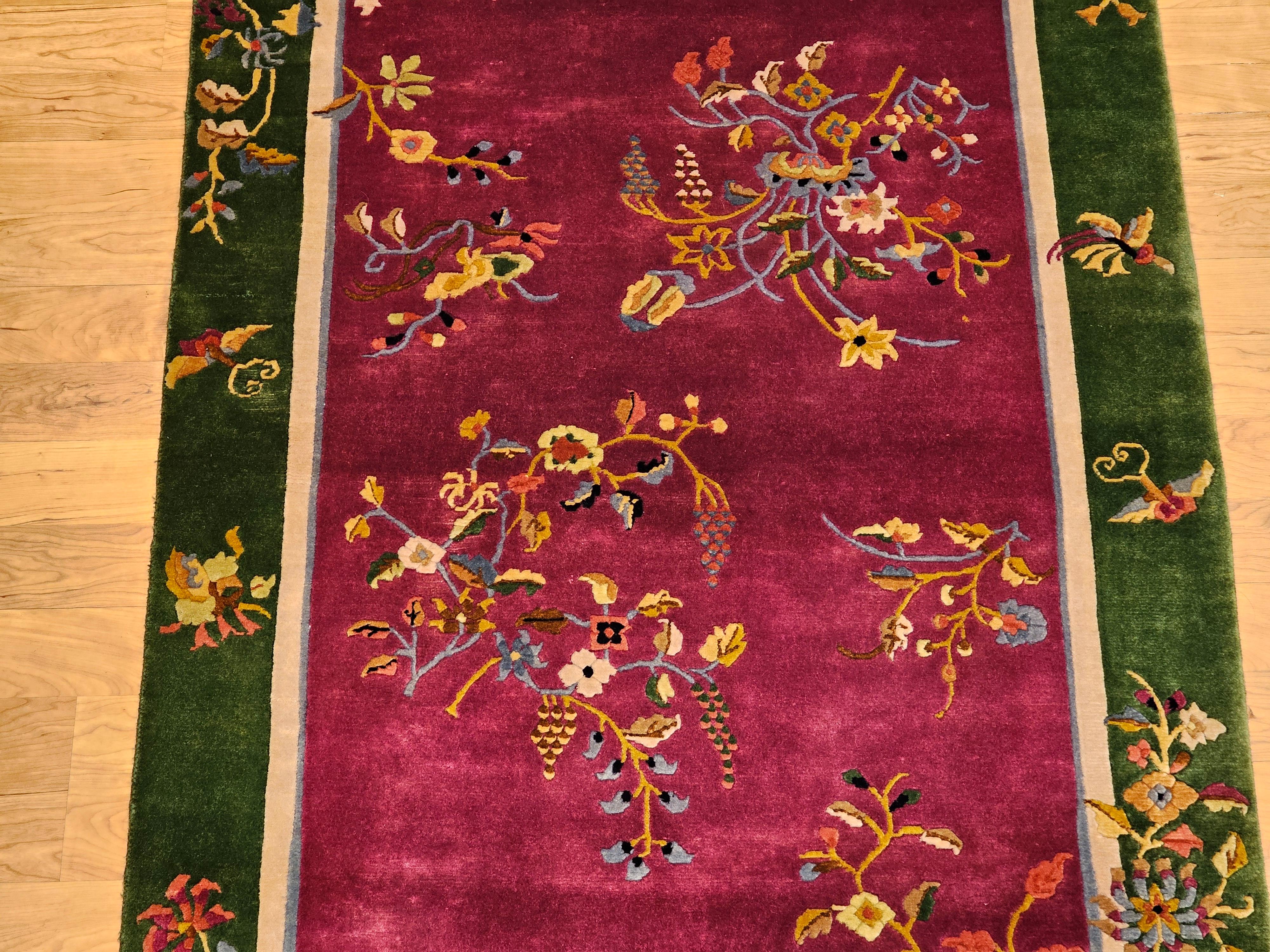 Vintage Art Deco Chinese Rug in Royal Purple Field mit Sage Green Floral Border (Handgewebt) im Angebot