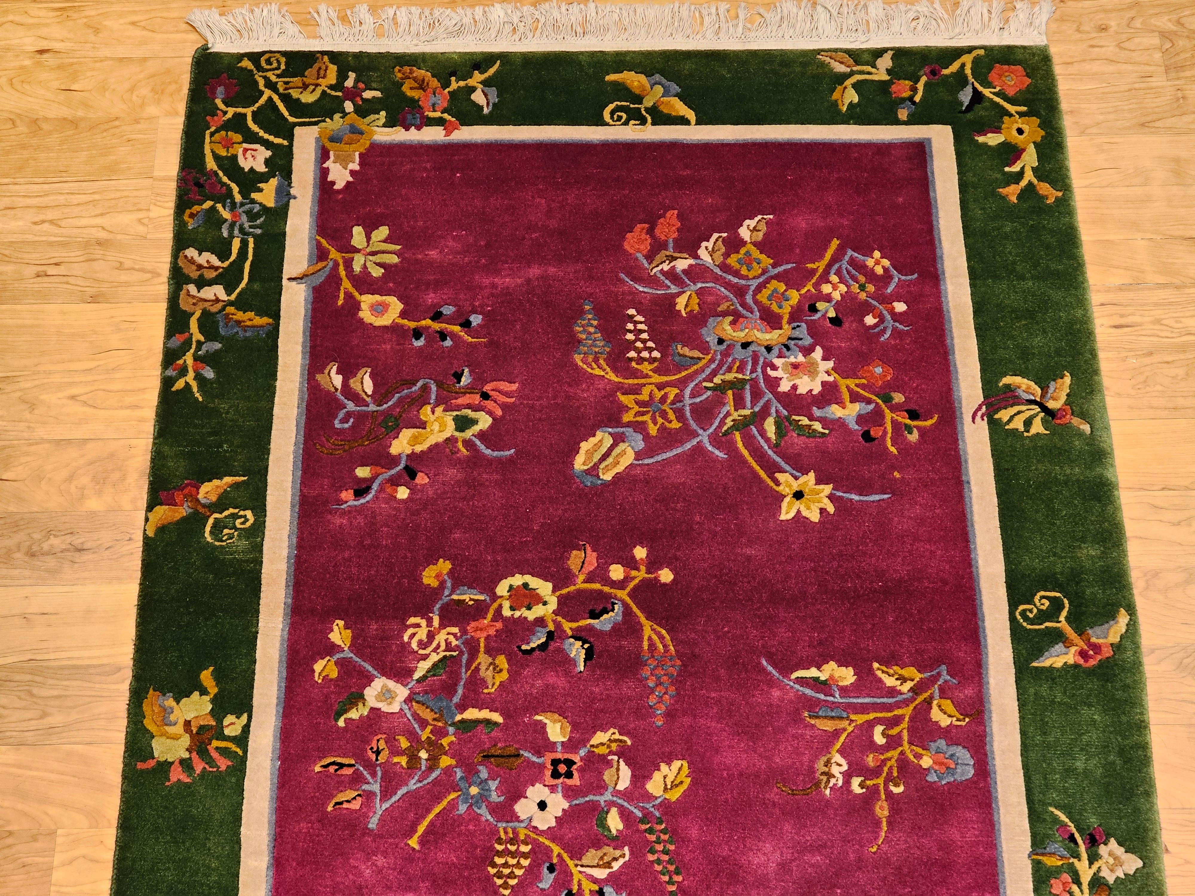 Vintage Art Deco Chinese Rug in Royal Purple Field mit Sage Green Floral Border im Zustand „Gut“ im Angebot in Barrington, IL