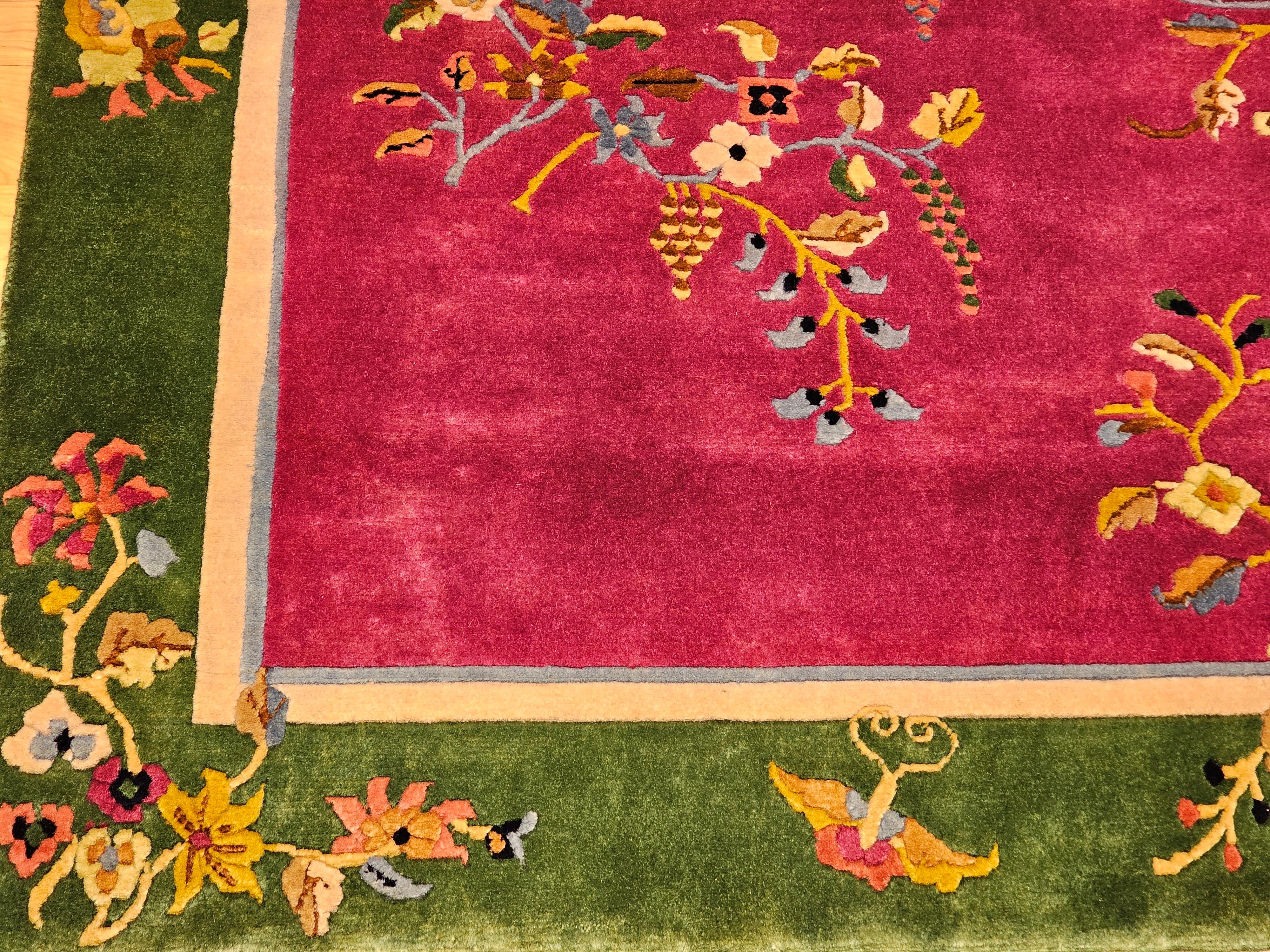 Vintage Art Deco Chinese Rug in Royal Purple Field mit Sage Green Floral Border (Wolle) im Angebot