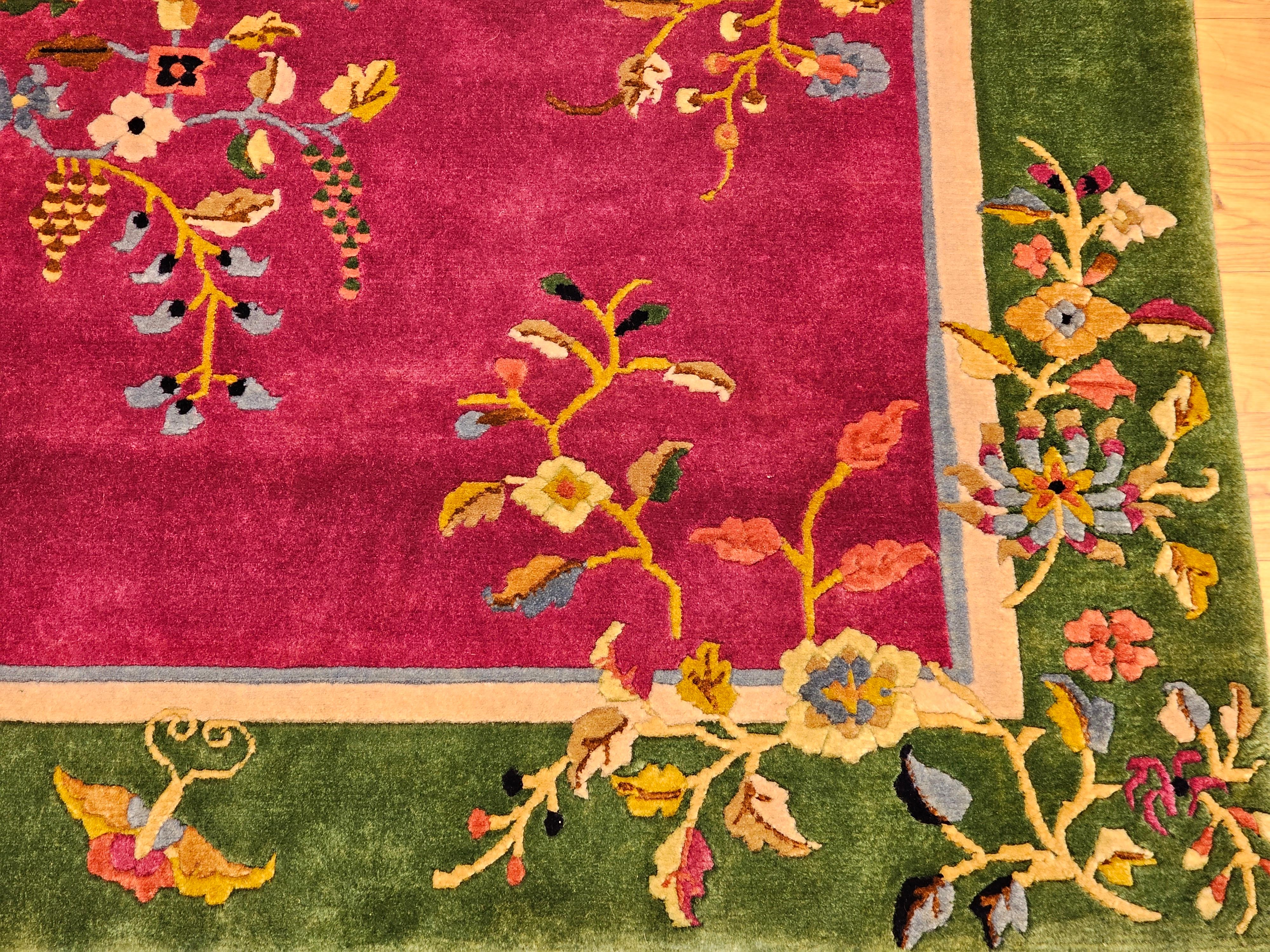 Vintage Art Deco Chinese Rug in Royal Purple Field mit Sage Green Floral Border im Angebot 1
