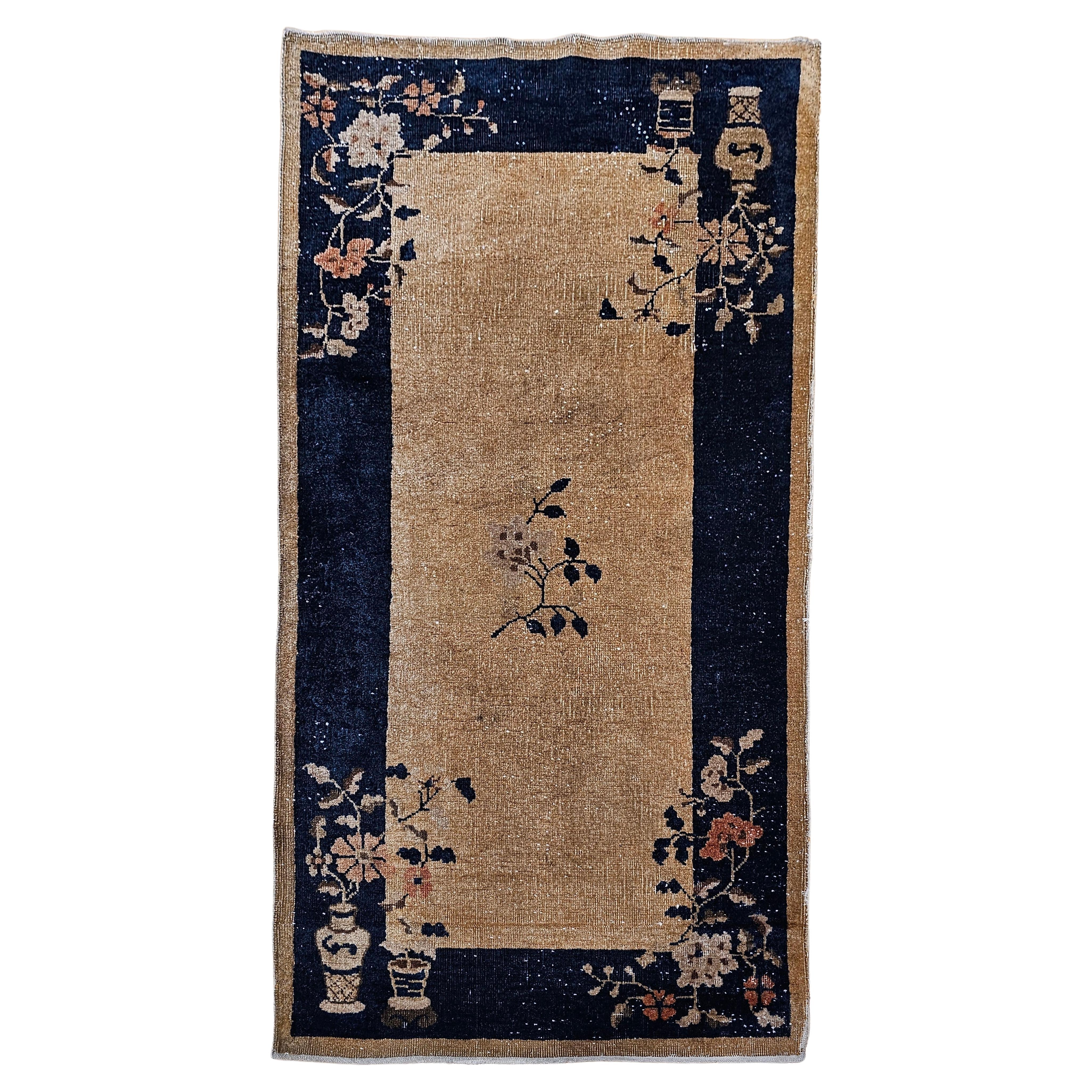 Vintage Art Deco Chinese Rug in Tan Field mit Navy Border & Floral Vase Motifs