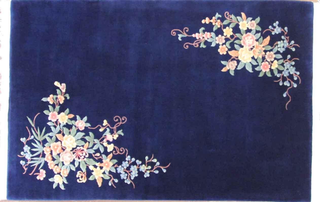 Vintage/Antike handgefertigte Art Deco Chinesische Teppiche, perfekte natürlich gefärbte blaue Hintergrundfarbe. c-1940, traditionell florales Design an zwei Ecken, rechteckige Form. In ausgezeichnetem Zustand.
Die meisten wunderschönen