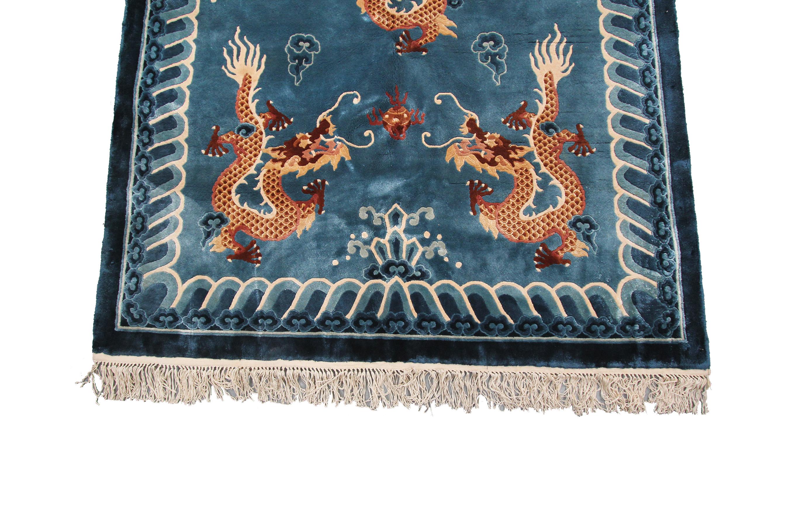 Milieu du XXe siècle Tapis chinois Art déco vintage en soie ancienne avec tapisserie chinoise et dragon violet en vente