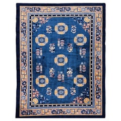 Alfombra china Art Decó vintage en campo azul francés con borde rosa pálido y azul