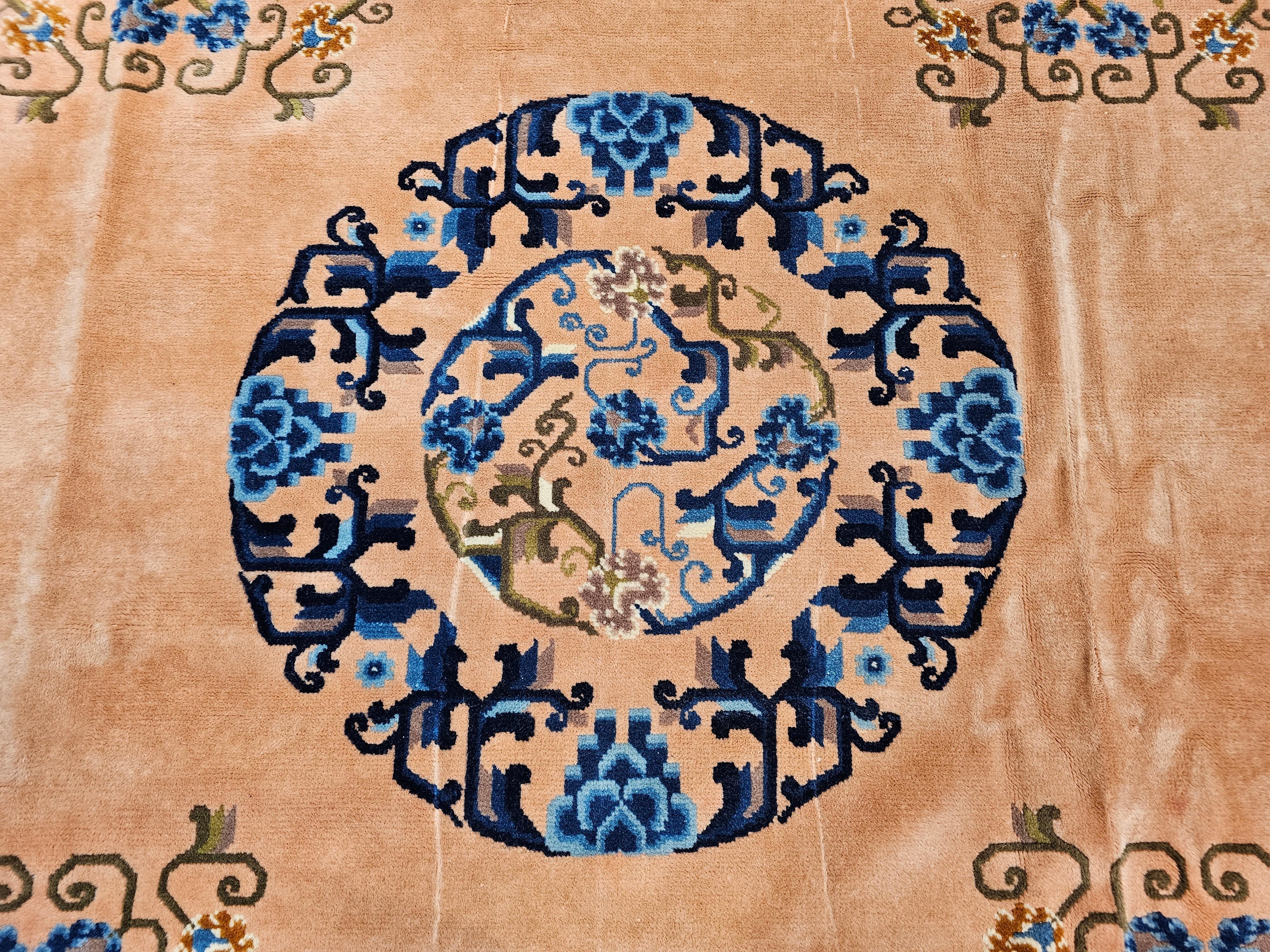 Chinesischer Art-Deco-Teppich in Blassrosa, Französisch Blau, Elfenbein, Grün im Angebot 4