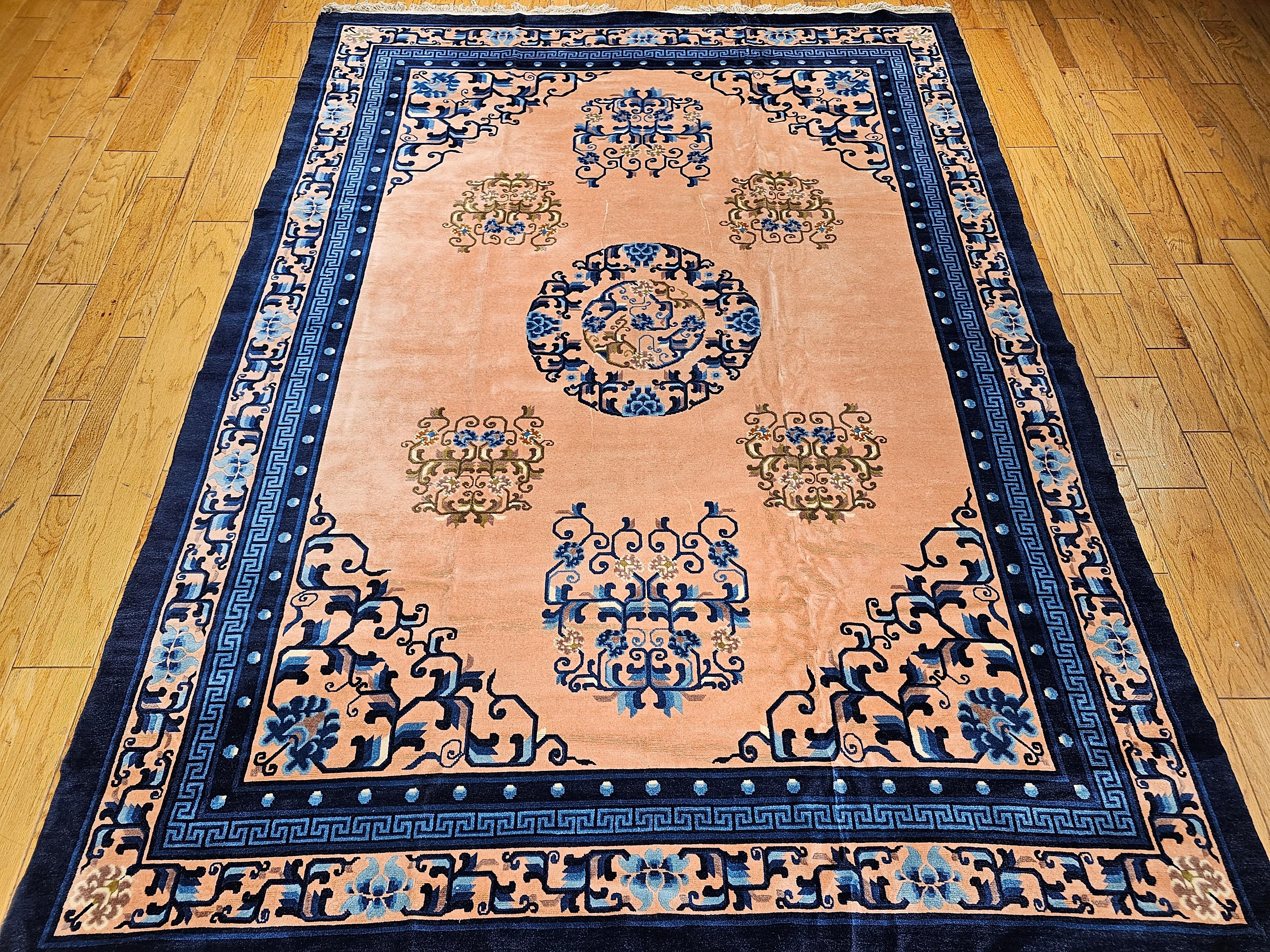 Ein schöner chinesischer Teppich im Art-Déco-Stil aus der Mitte des 19. Jahrhunderts mit einem blassrosa oder apricotfarbenen Feld mit einer wunderschönen marineblauen und französisch-blauen Gittermuster-Bordüre. Das Design dieses Teppichs ähnelt